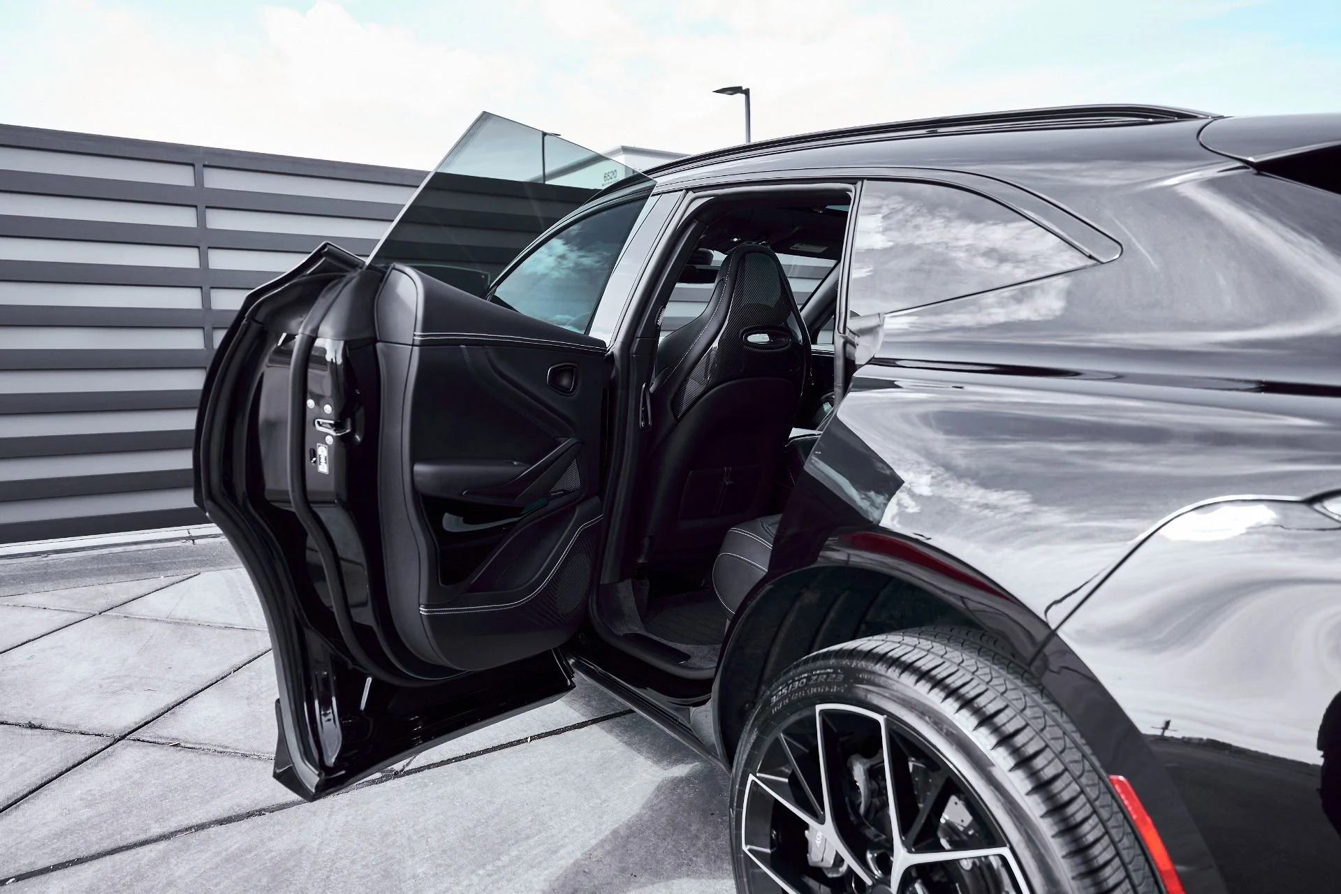 mph025_2548236008_Used_2025_Aston_Martin_DBX_707_1771642276_e08ab8c102