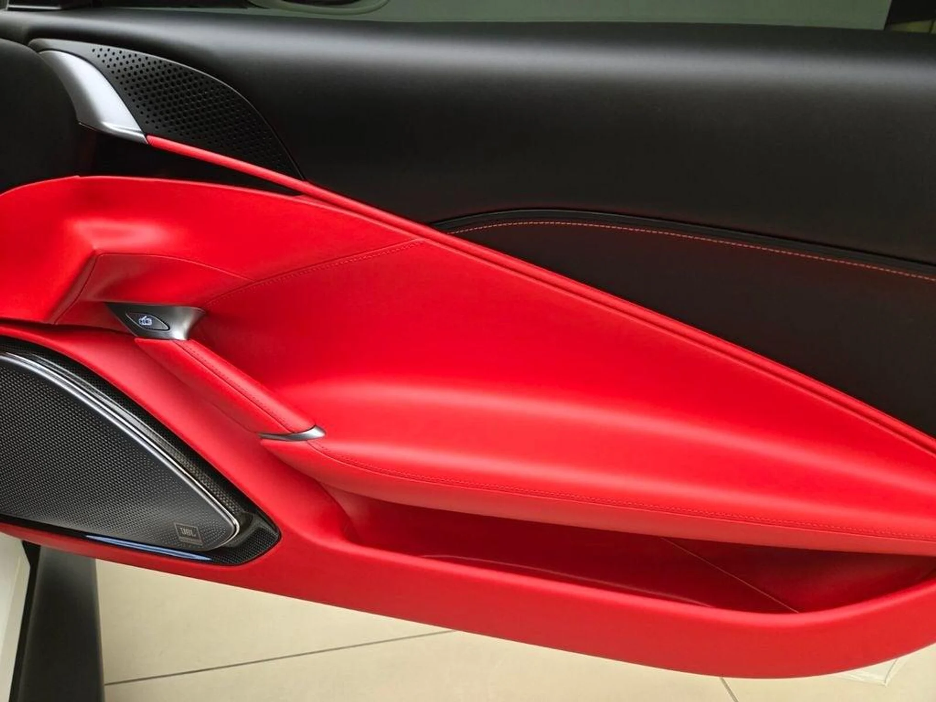 mph025_2549793444_Used_2024_Ferrari_Roma_1775723869_0e1ba30d0c