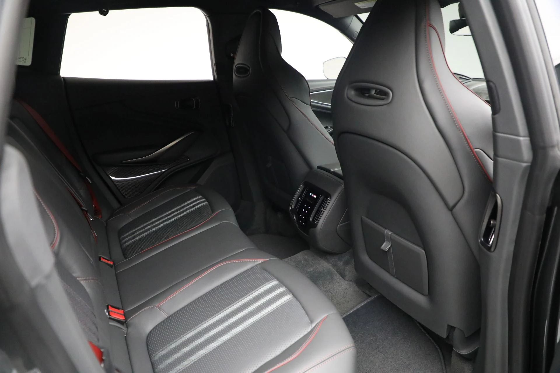 mph025_2551866621_New_2025_Aston_Martin_DBX_707_37897cd4db
