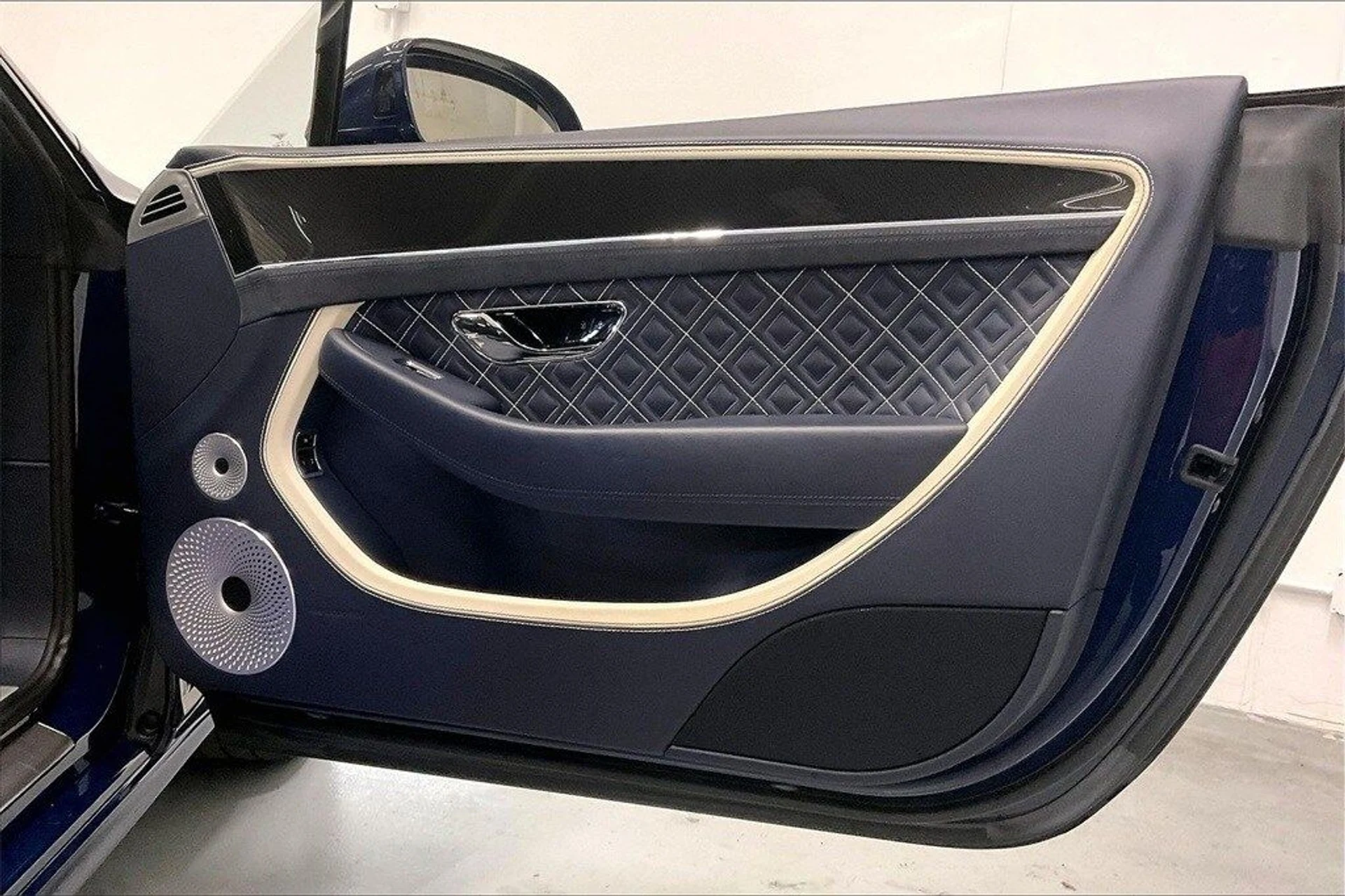 mph025_2559505590_21dcc781e6cb597459b14e9e8c9f9ec1x_abe57c6da8