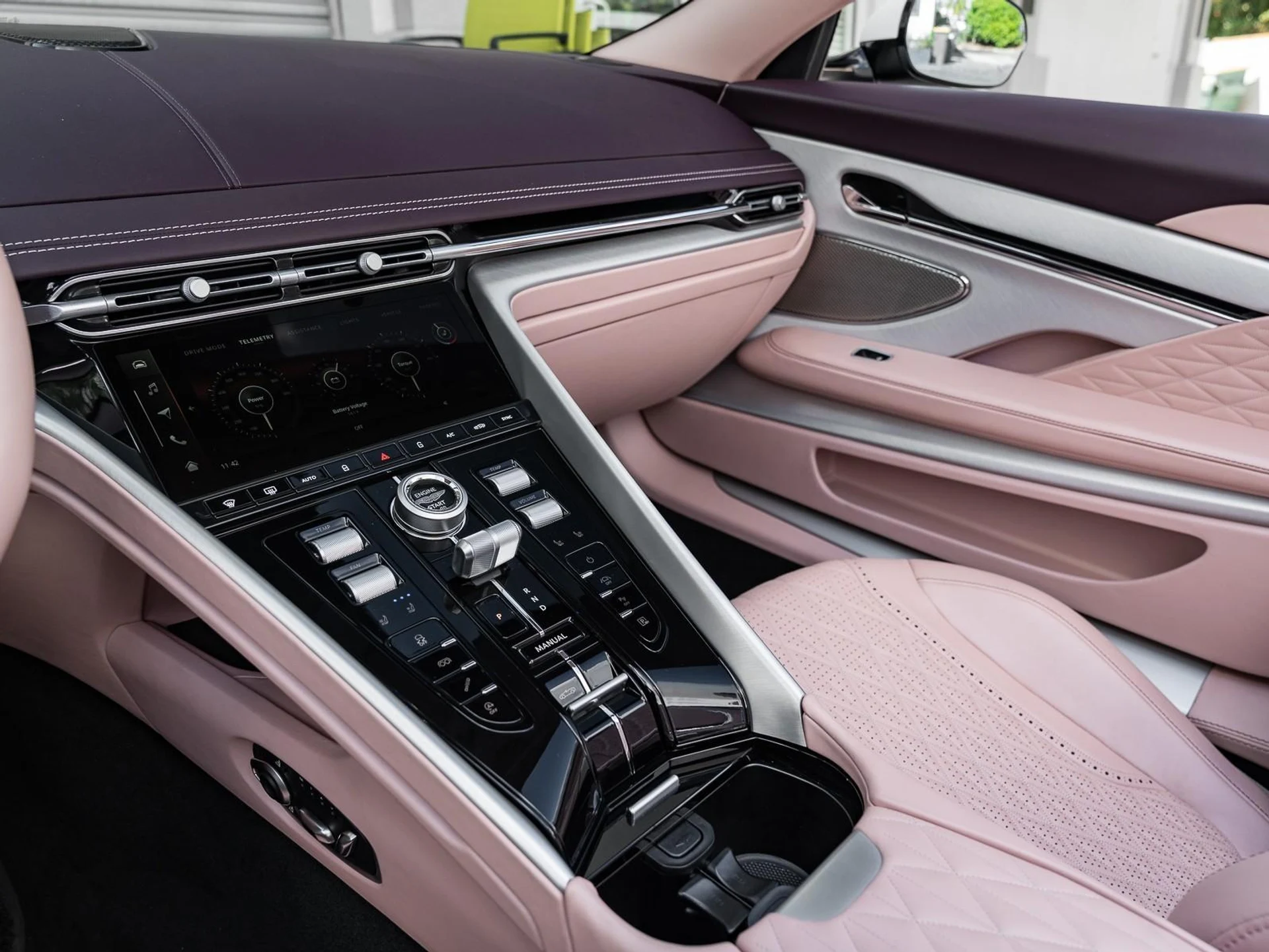 mph025_2576340724_Used_2025_Aston_Martin_DB_12_1761167146_fb9452e4d7