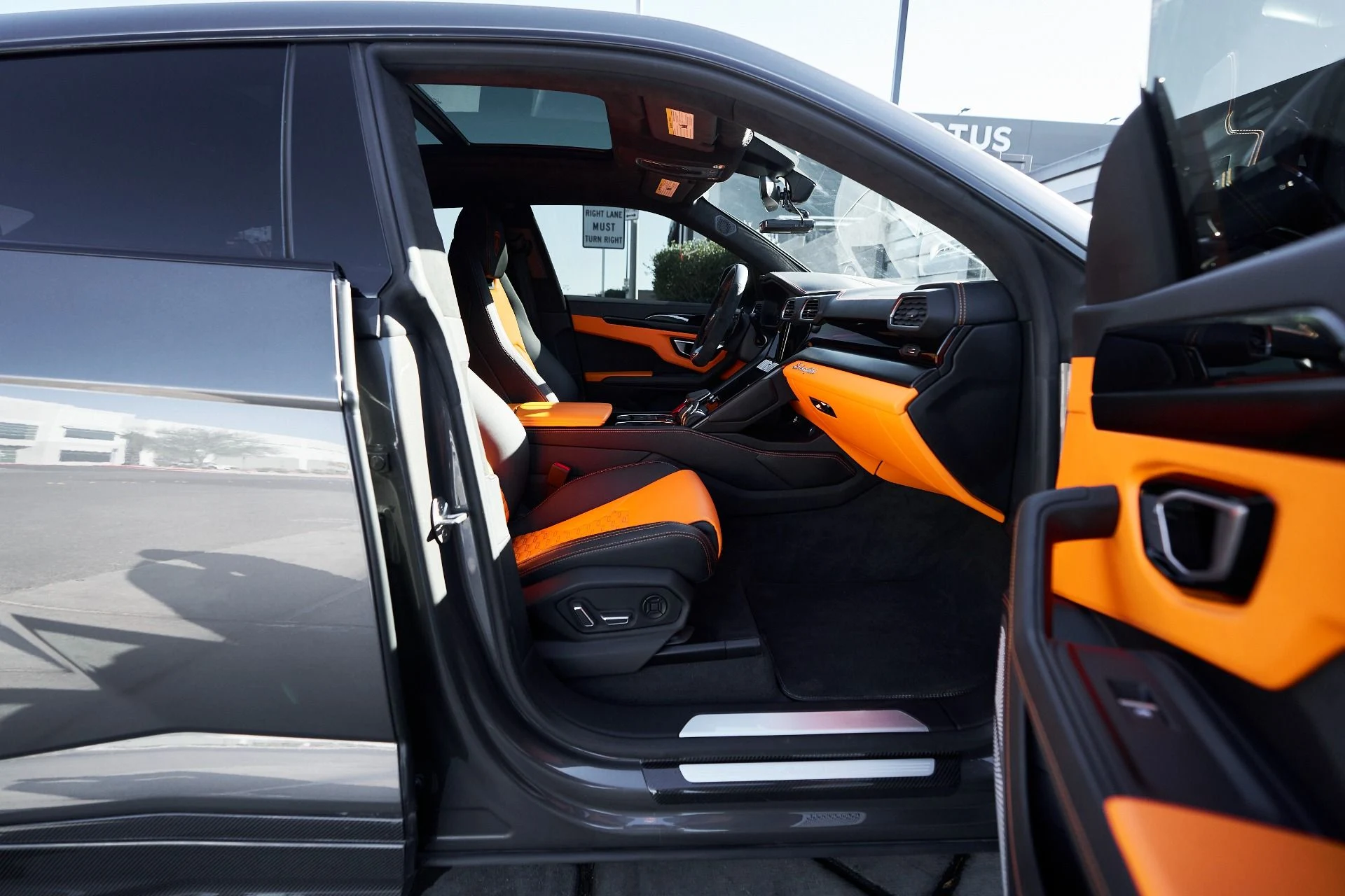 mph025_2586299467_Used_2022_Lamborghini_Urus_Base_1759562039_8a390c4ffb
