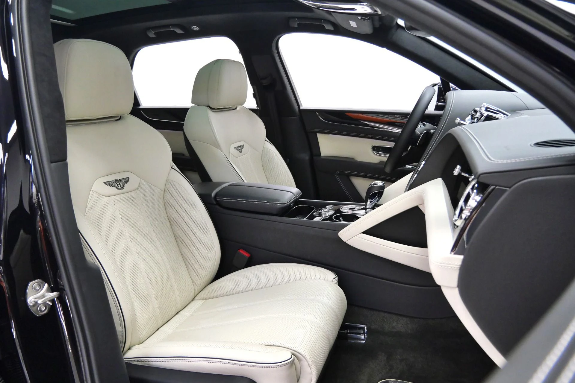 mph025_2604160106_Used_2023_Bentley_Bentayga_V8_Touring_Specification_Front_Seat_Comfort_Specification_1783533314_18c24fef12