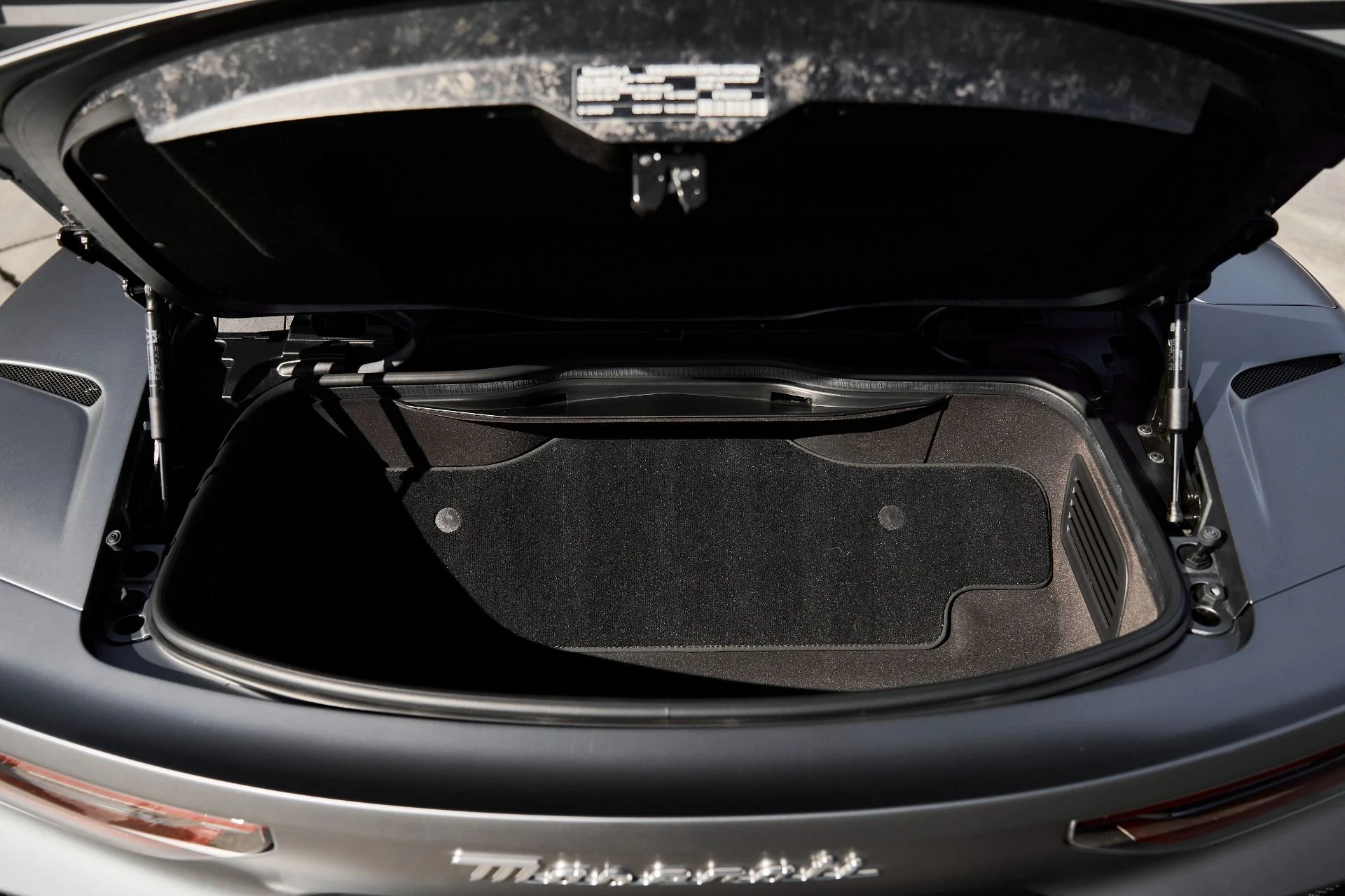 mph025_2606261240_Used_2023_Maserati_MC_20_Cielo_1761946885_1828f4a55a