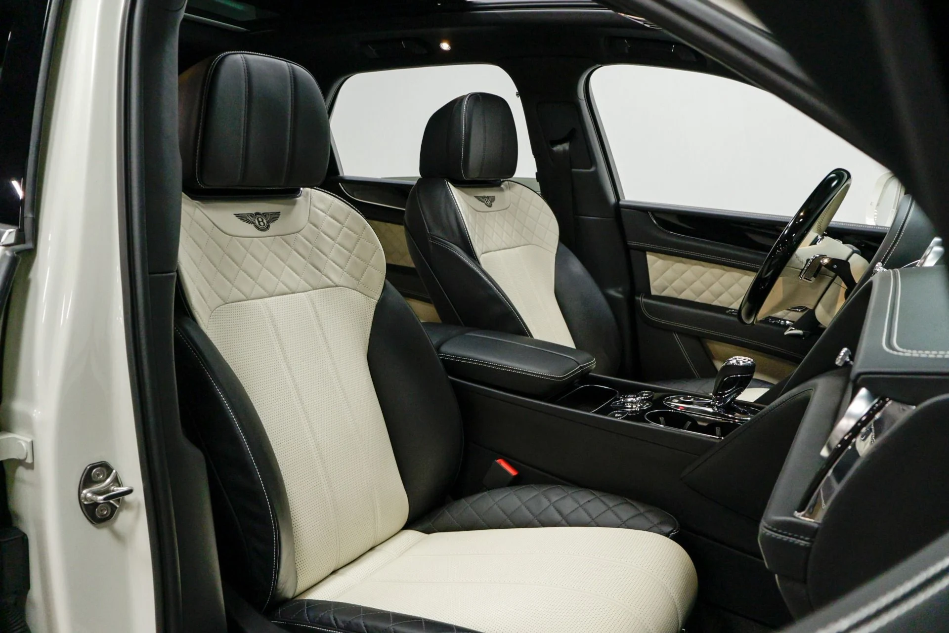 mph025_2616286590_Used_2020_Bentley_Bentayga_V8_1760480773_316c0a12e9