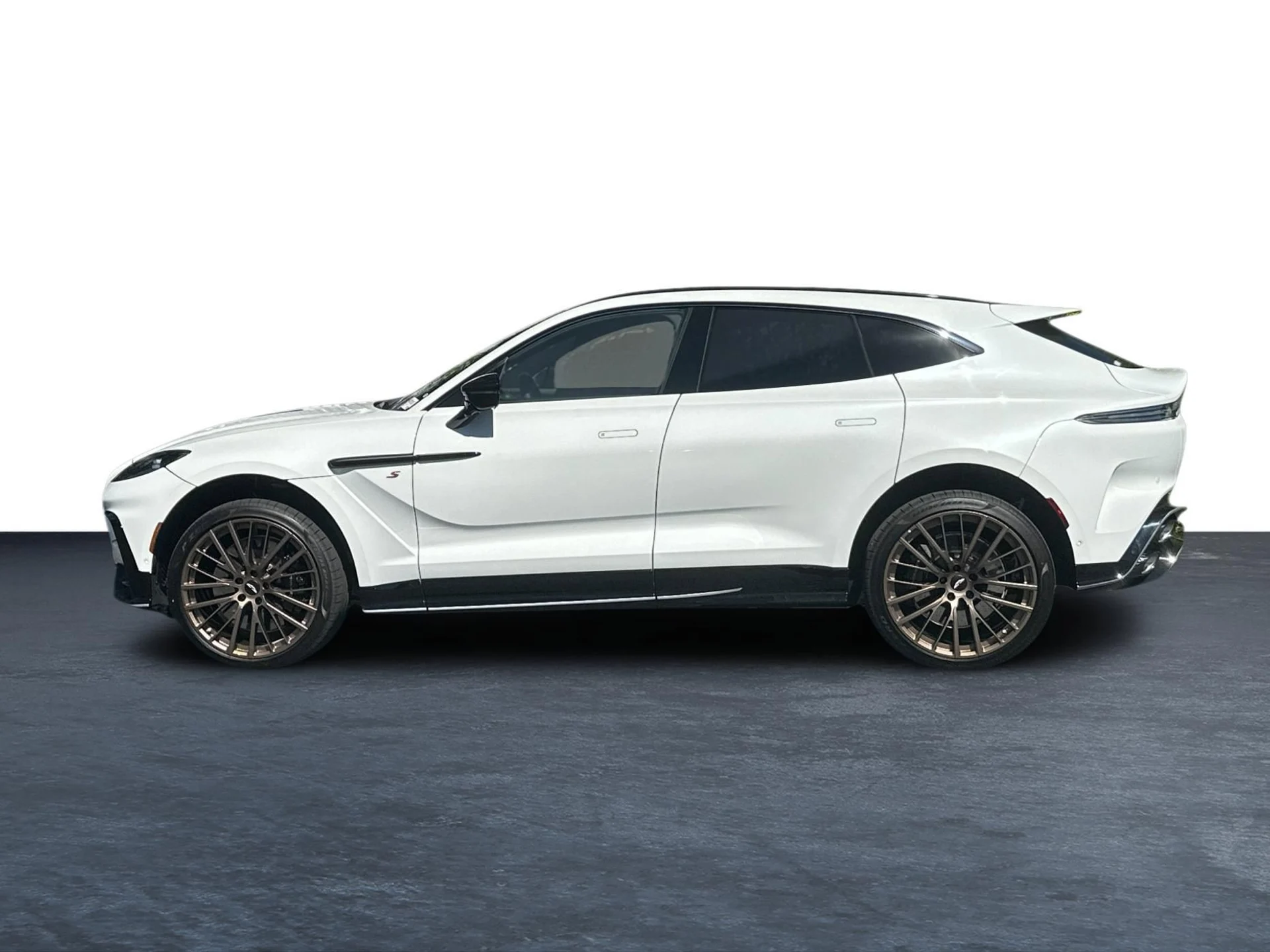 mph025_2642076615_New_2026_Aston_Martin_DBX_S_1790736476_06dc4ea9b3