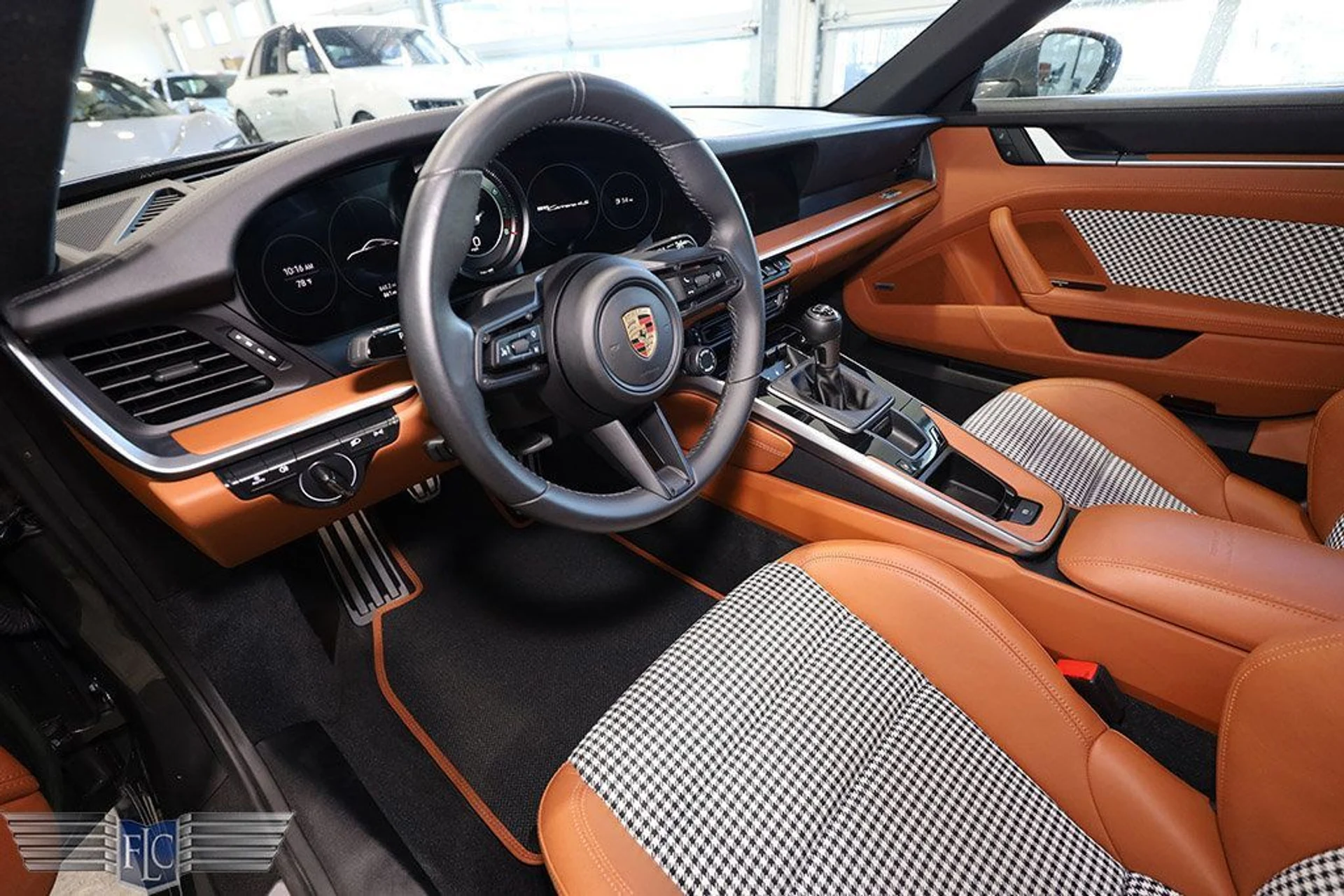 mph025_2642353914_used_2023_porsche_911_carrera4smanualcoupe_9689_22556560_26_1024_52871f4e43