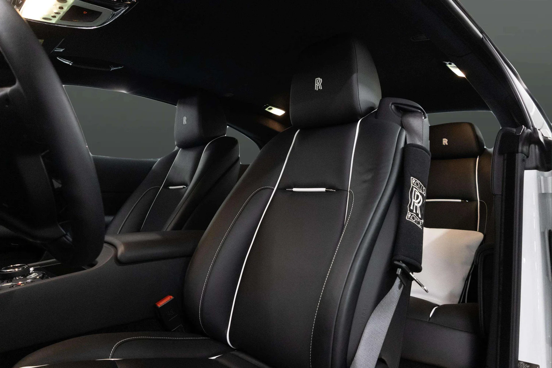 mph025_2648451134_8e243ee7_28a3_4df9_a664_4598b780771a_201920_Rolls_Royce20_Wraith2028_SCA_665_C52_KUX_8724329_26_c39a1b49a7