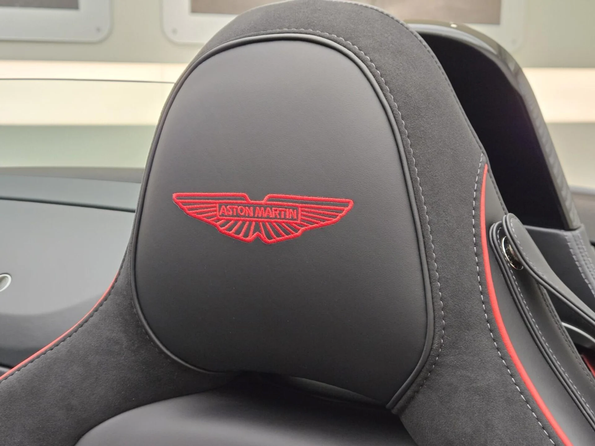 mph025_2665085337_New_2026_Aston_Martin_Vantage_1768889969_81665ebc4d