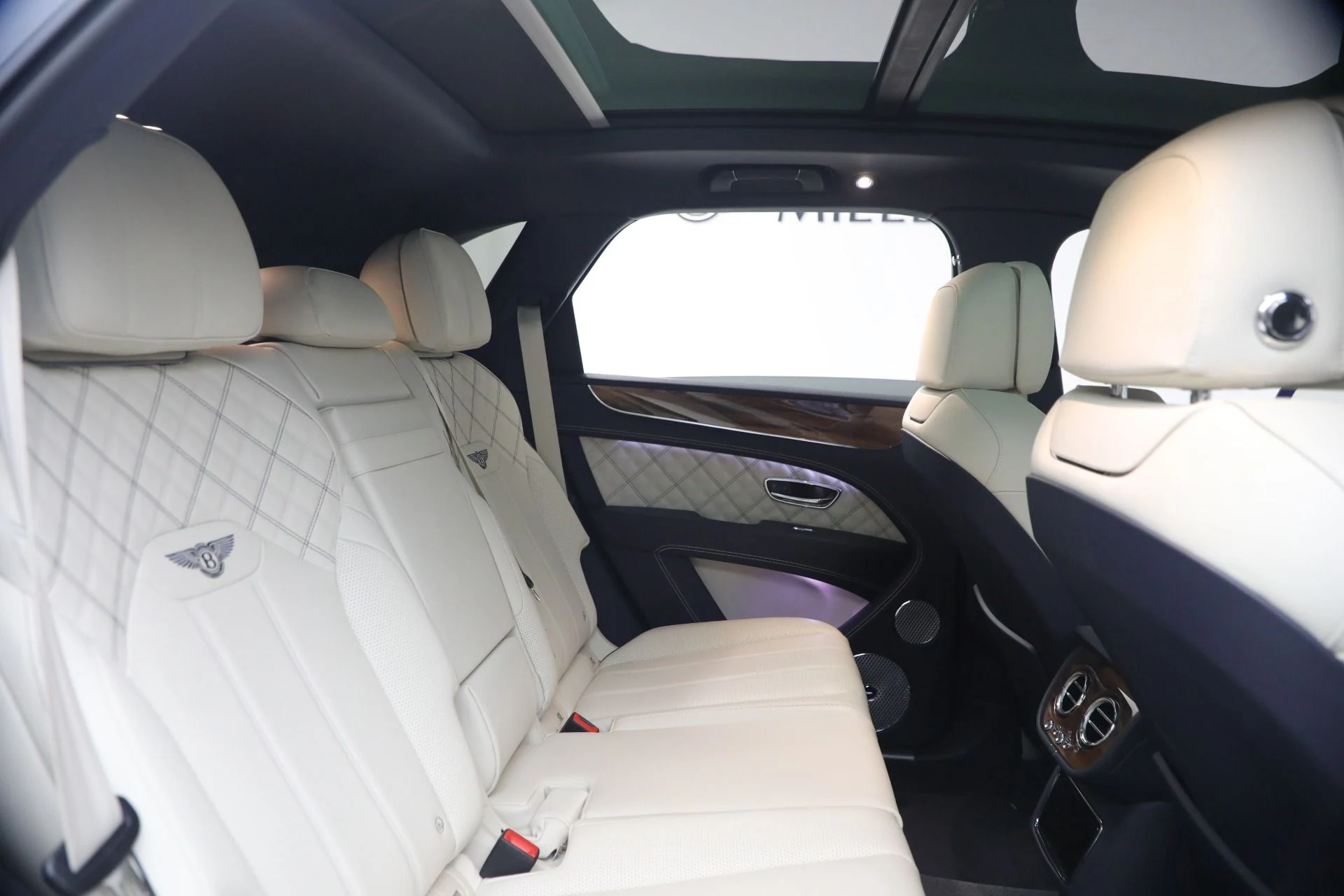 mph025_2676365363_Used_2022_Bentley_Bentayga_V8_1780928750_b1e98d4aea
