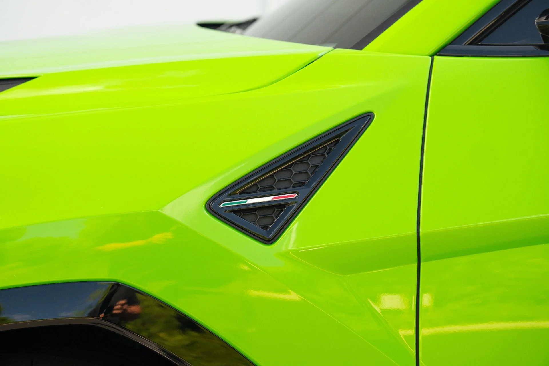 mph025_2691386821_Used_2023_Lamborghini_Urus_S_1755804892_a4e918b04b