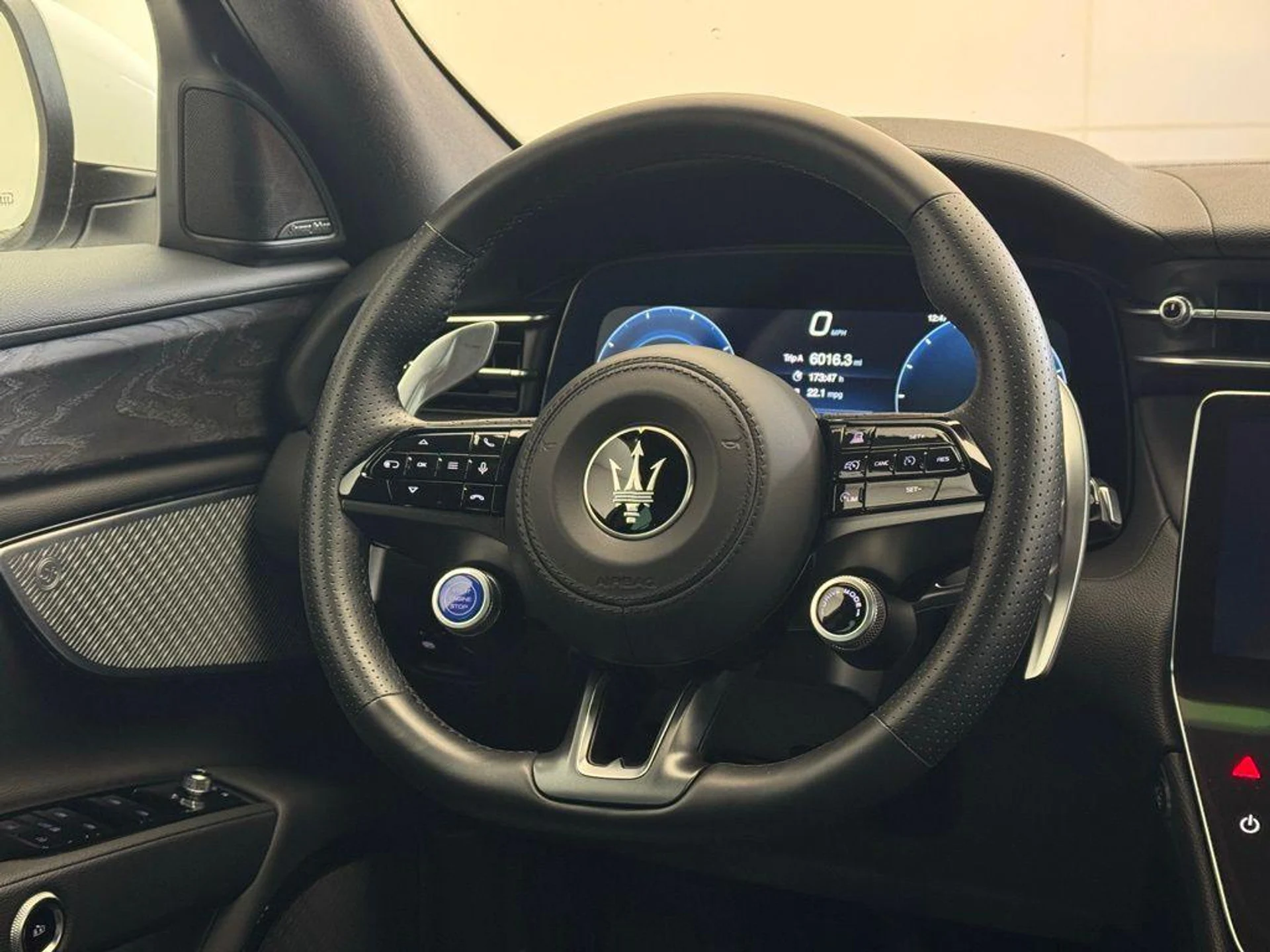 mph025_269169308_f_YZ_Bkyuutr_Valkl7_Q_Tylwoc_Q4_Co_a7adbb79b9