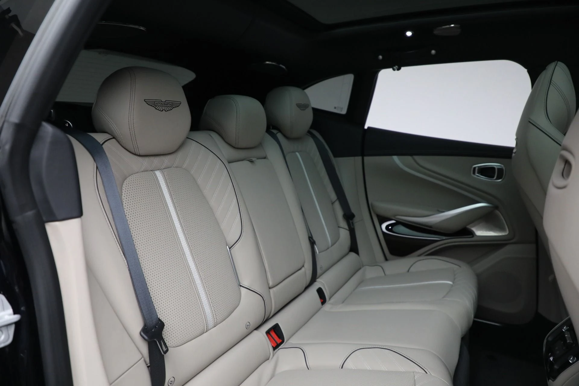 mph025_2701145270_New_2025_Aston_Martin_DBX_707_4faea75f7b