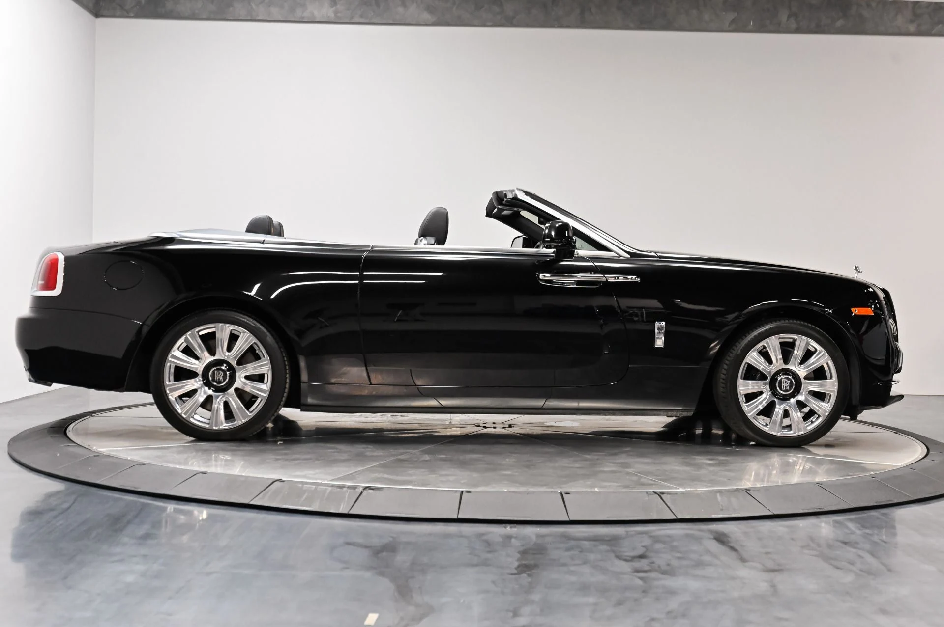 mph025_2702210992_Used_2017_Rolls_Royce_Dawn_Base_1789749608_5b1855f4f8