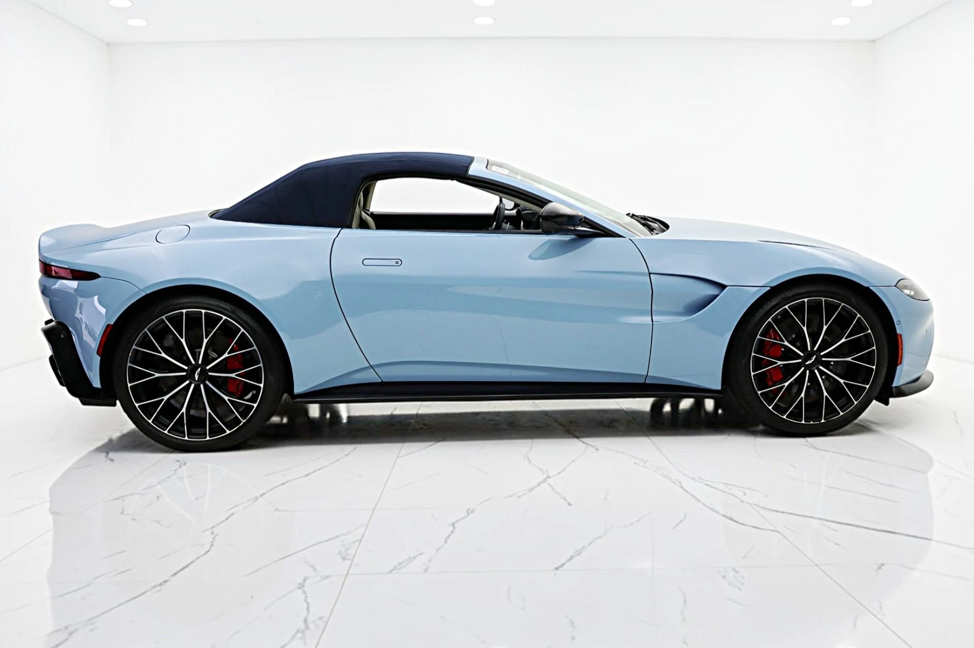 mph025_271190466_Used_2022_Aston_Martin_Vantage_Roadster_64dbd0366a