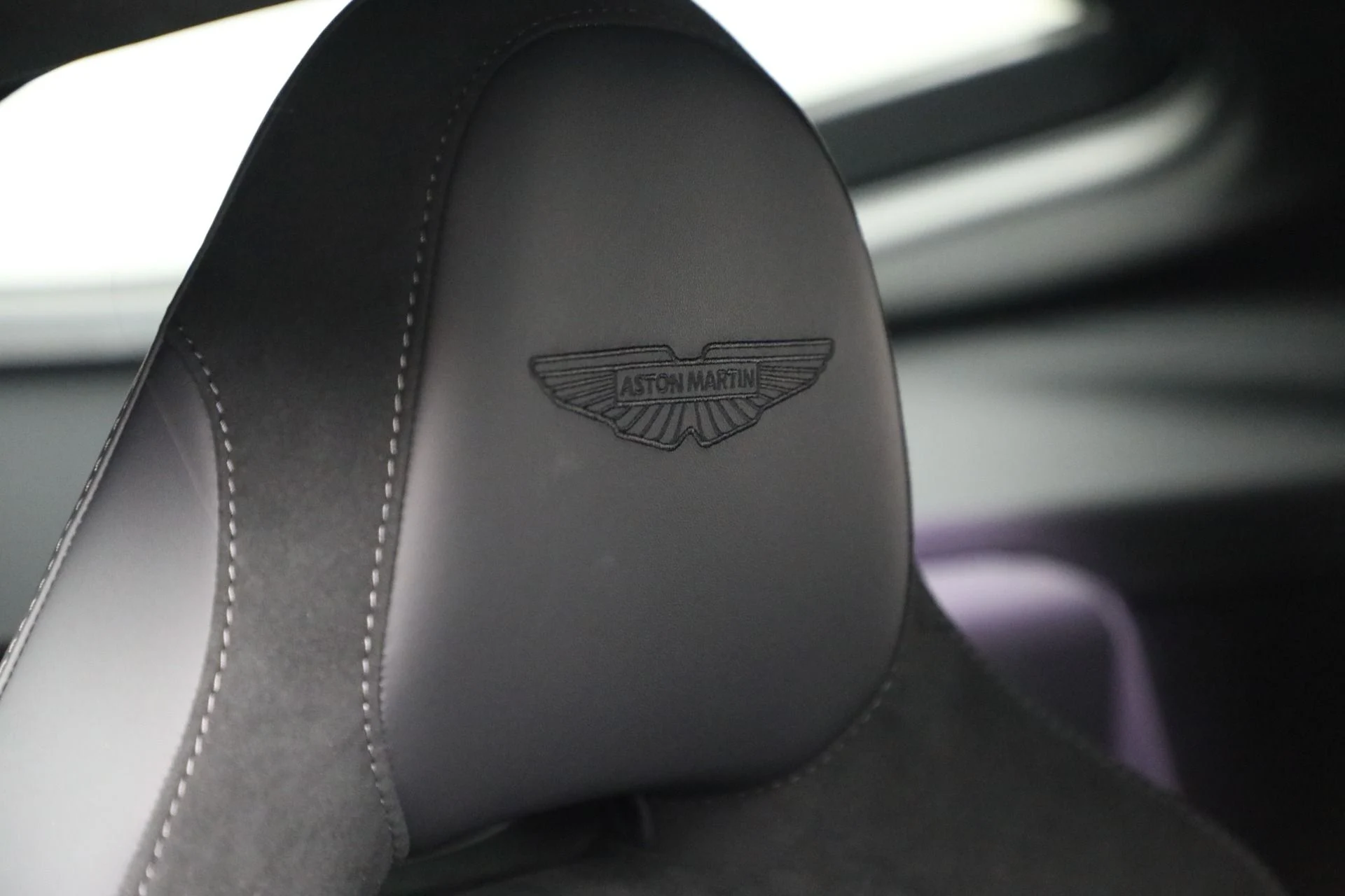 mph025_272194899_Used_2025_Aston_Martin_Vantage_1763143757_4814424437