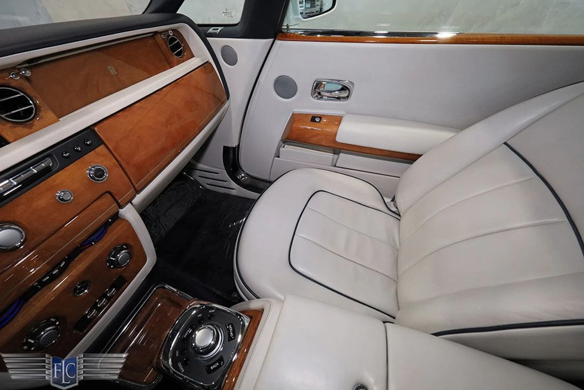 mph025_2725015225_used_2014_rolls_royce_phantom_drophead_coupe_9689_22941725_26_1024_7a3208df1d