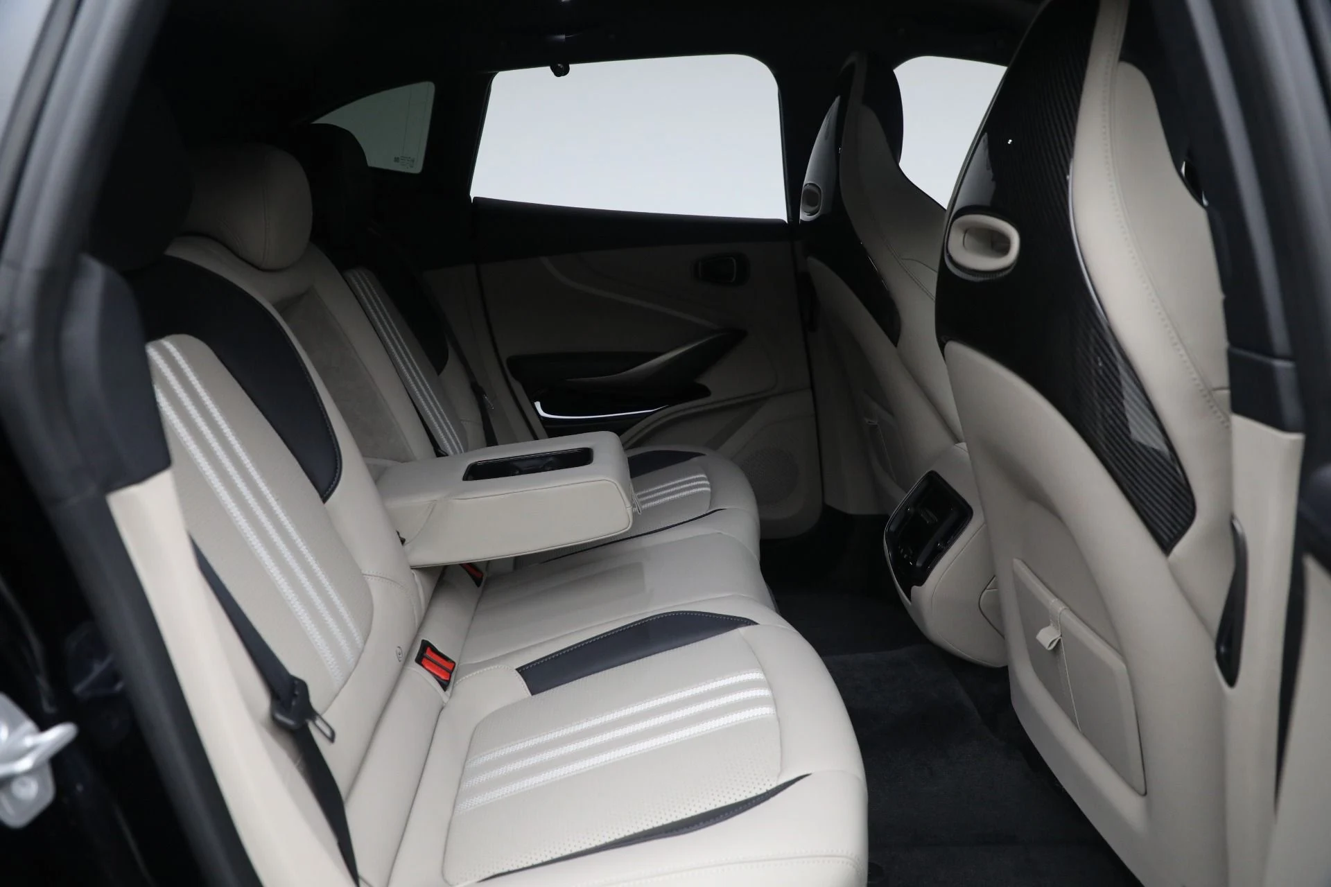 mph025_2744220276_New_2025_Aston_Martin_DBX_707_dc72bd8b8a