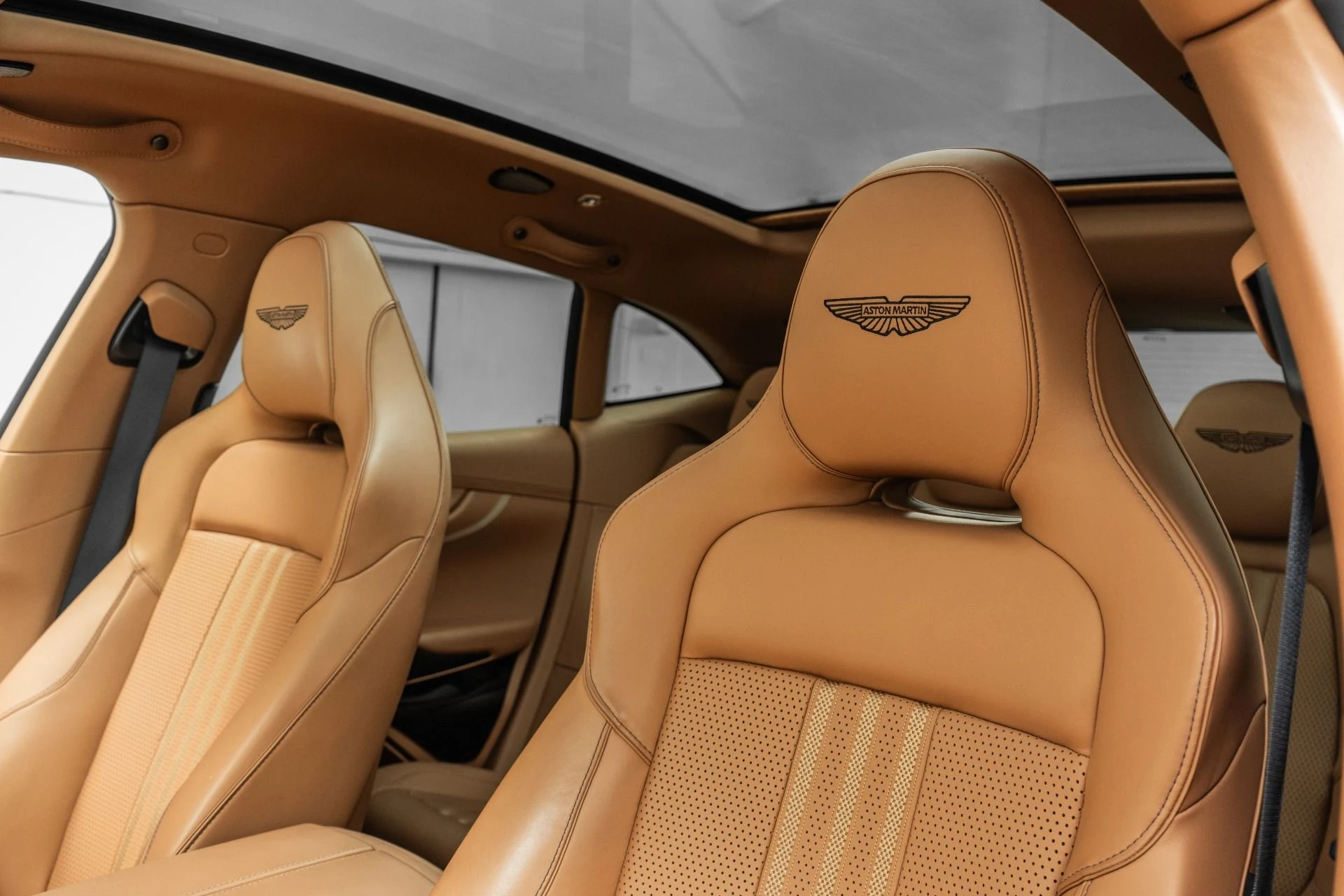mph025_2749827646_Used_2025_Aston_Martin_DBX_707_1780350121_fdcb880607