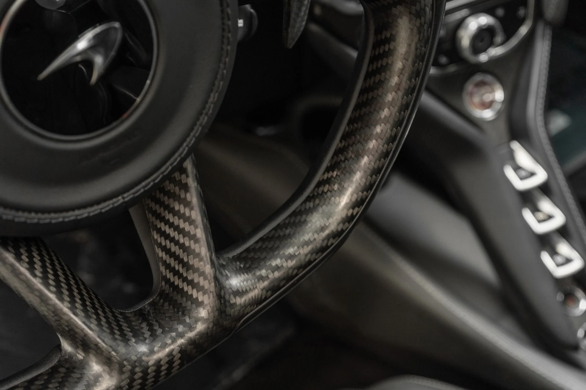 mph025_2770510526_Used_2019_Mc_Laren_720_S_Luxury_MSO_paint_color_Gorilla_Glass_Roof_Carbon_Packs_1_and_2_1765568029_7b23d5d960