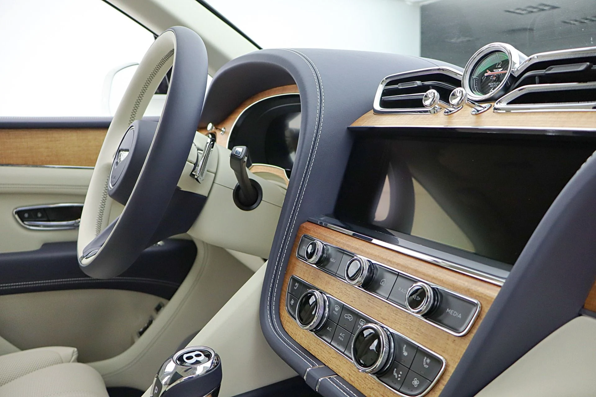 mph025_2772930134_New_2026_Bentley_Bentayga_EWB_V8_2a27d1af75