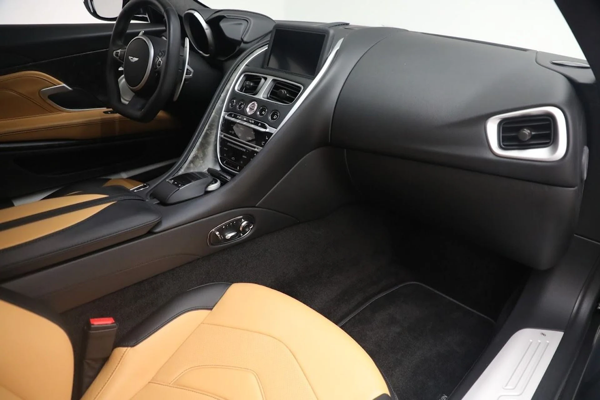 mph025_2773179754_Used_2019_Aston_Martin_DBS_Superleggera_1688394544_4faedcf112