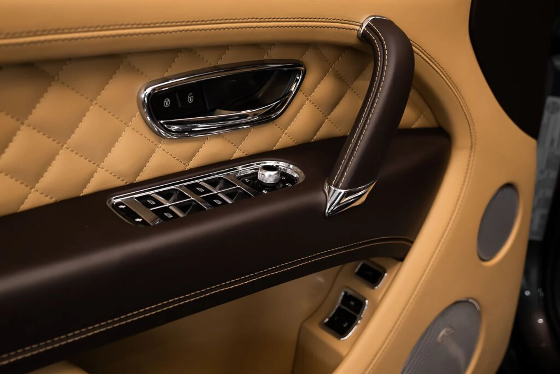 mph025_2838252291_bentley_bentayga_2017_jpg_v_1758918548_15ad9e81b5