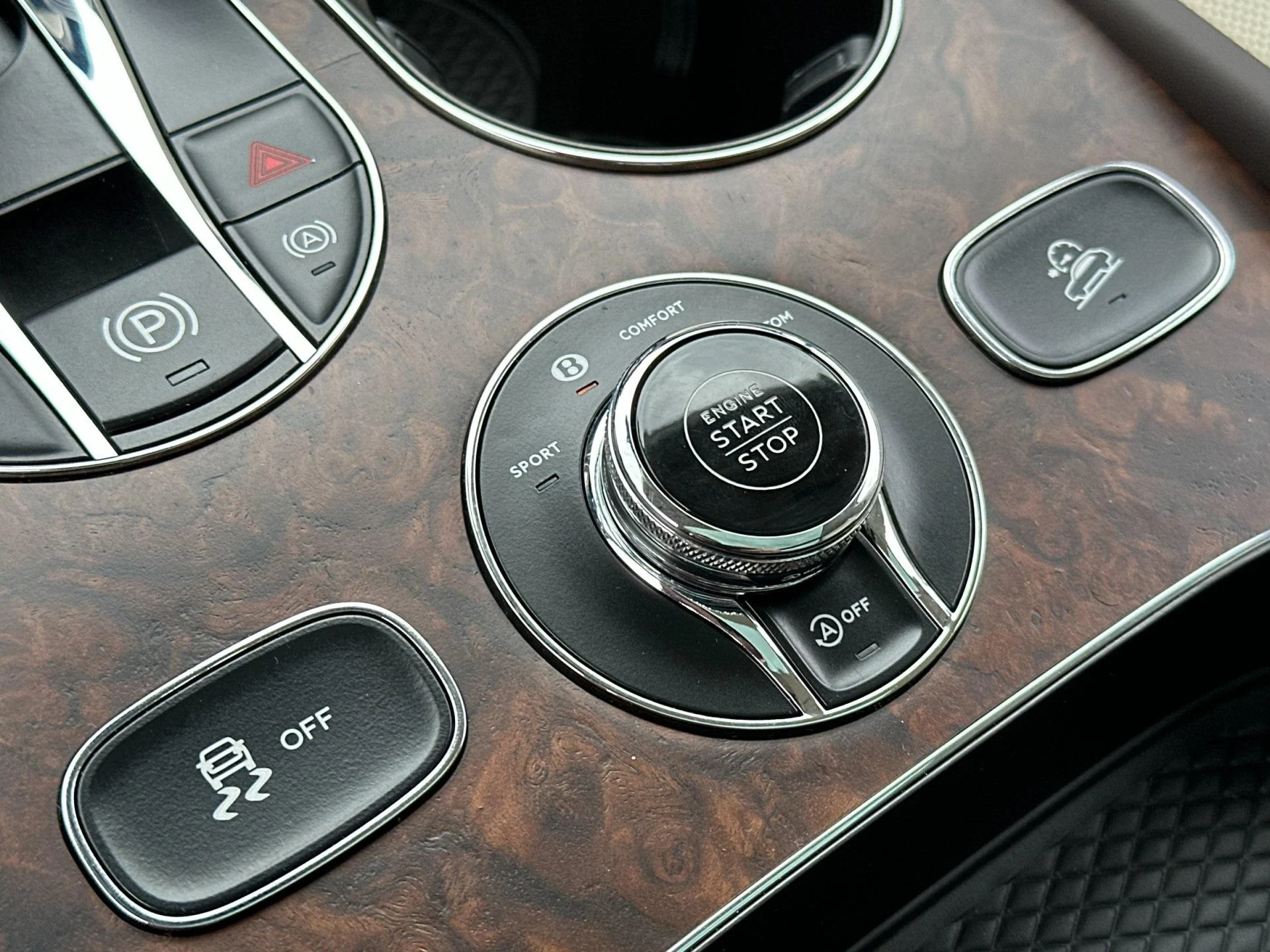 mph025_2839688080_Used_2025_Bentley_Bentayga_V8_1760604363_dd82f3c559