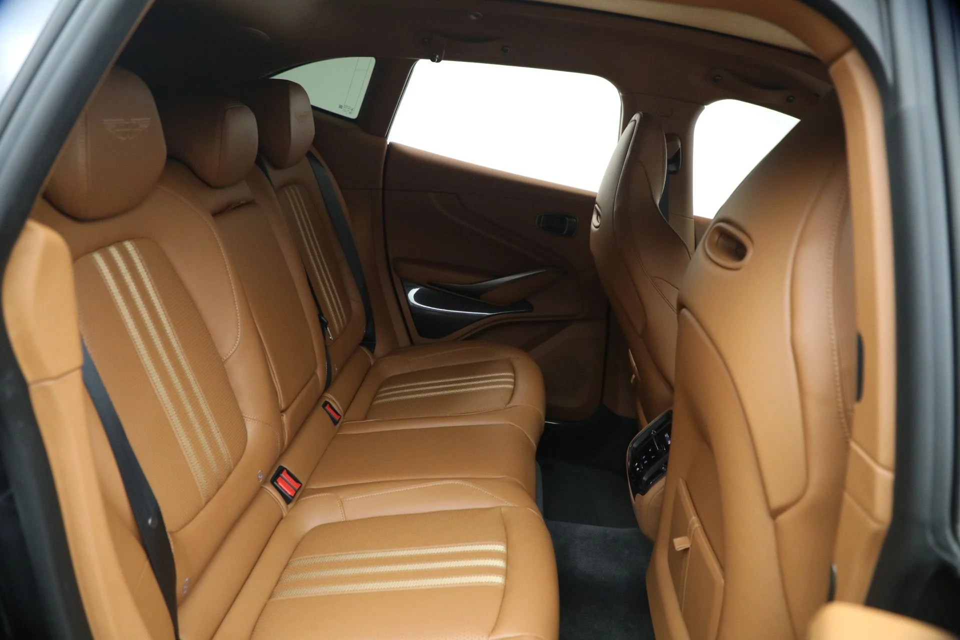 mph025_2877724375_New_2026_Aston_Martin_DBX_707_1767991932_3ae31e6458