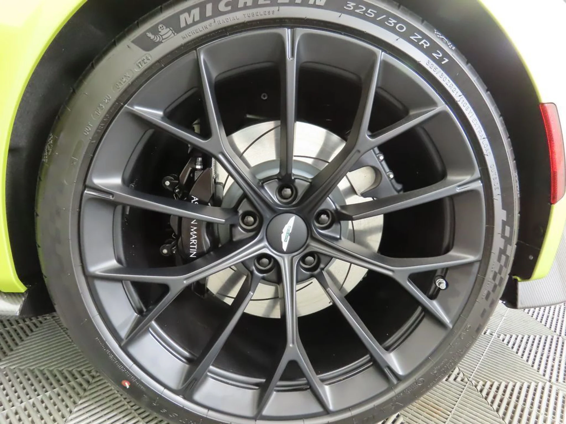 mph025_2902600097_used_2025_aston_martin_vantage_coupe_8119_22966347_26_1024_ce7be01a9a