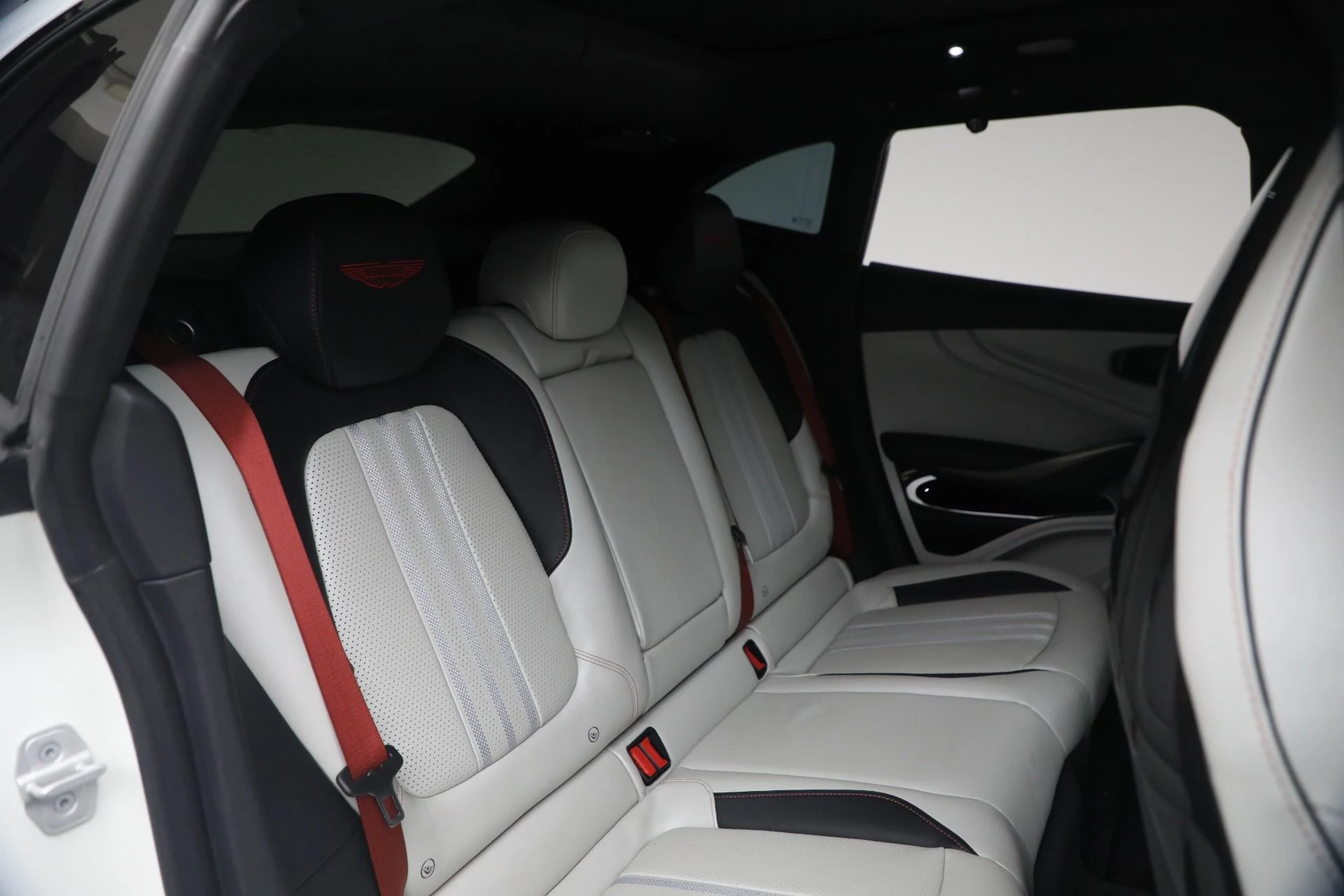 mph025_2904564381_Used_2025_Aston_Martin_DBX_707_1773871461_f87b693a61