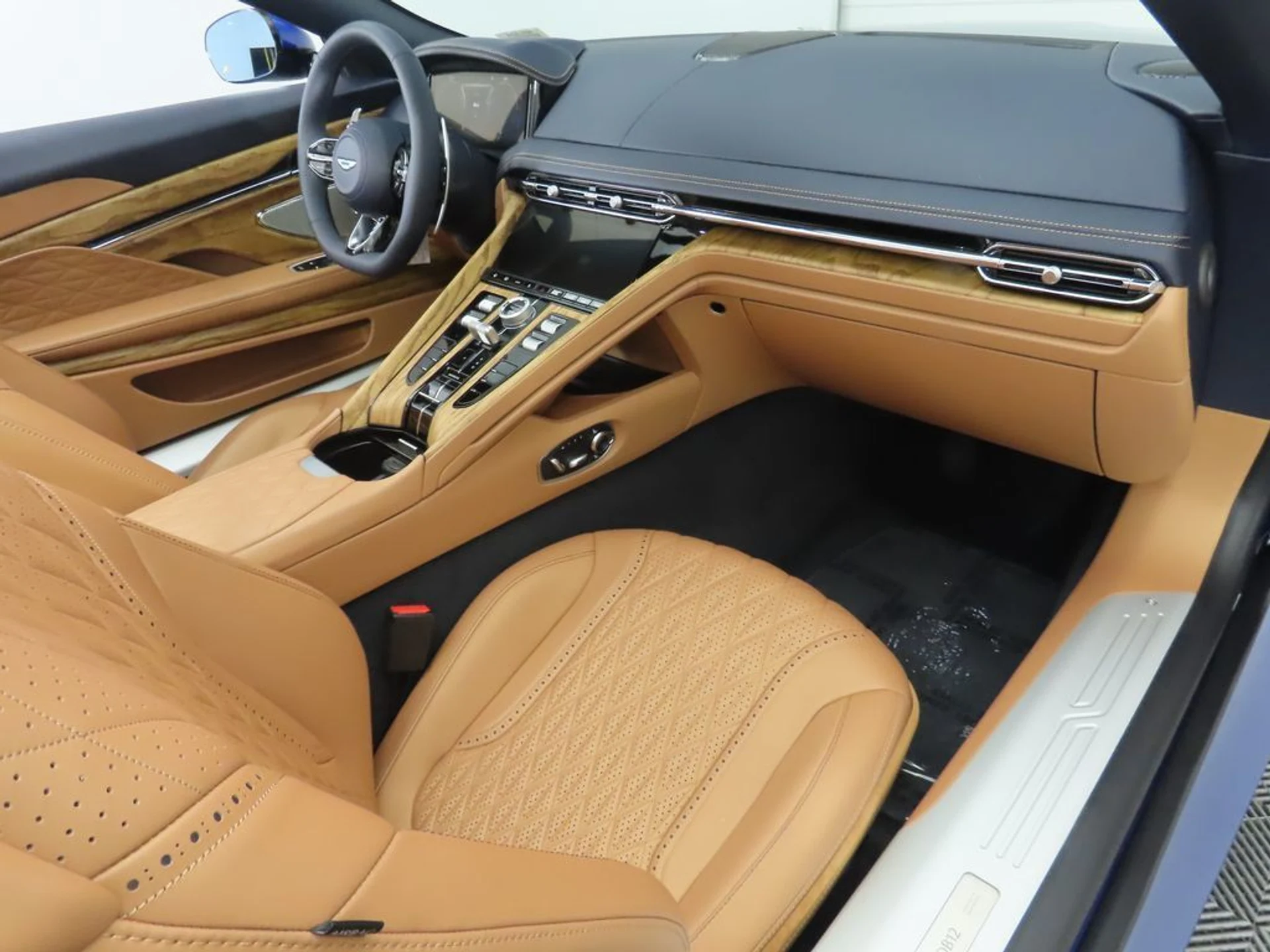 mph025_2934146444_used_2026_aston_martin_db12_volante_8119_23037586_26_1024_31c88b1c86