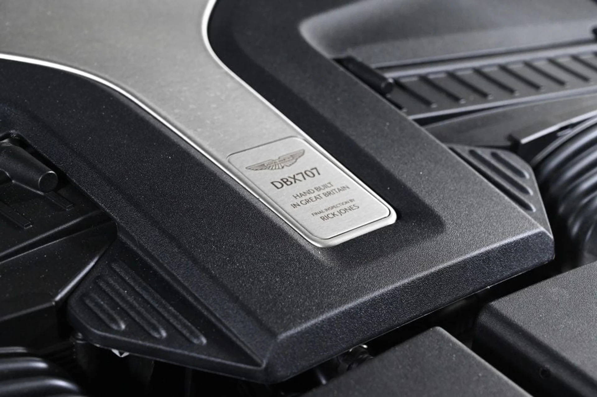 mph025_293783381_used_2025_aston_martin_dbx_707_11350_22917533_25_1024_ef7d2354ed