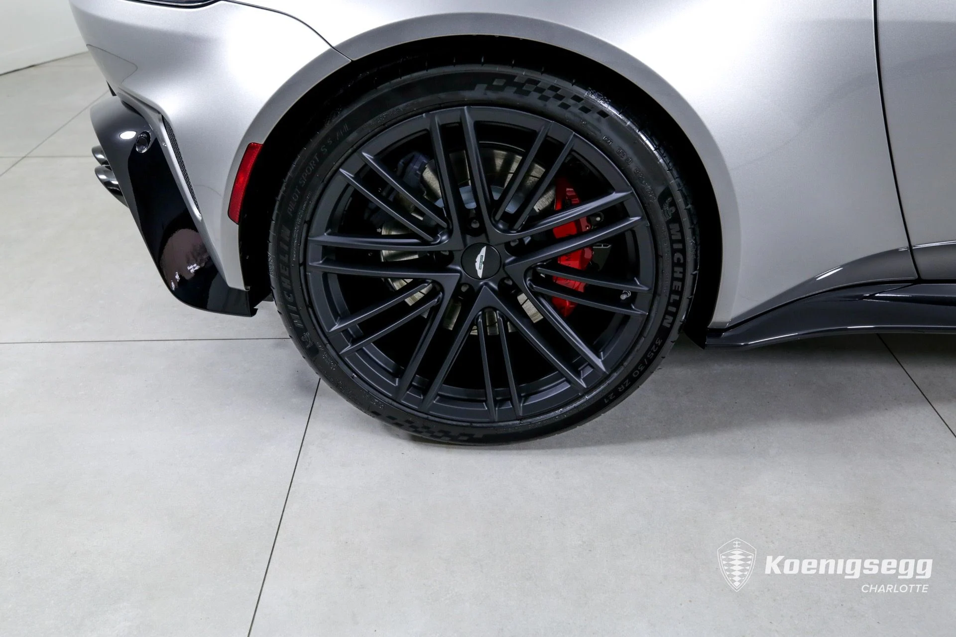 mph025_2950939530_Used_2025_Aston_Martin_Vantage_1760978372_6aac125d95