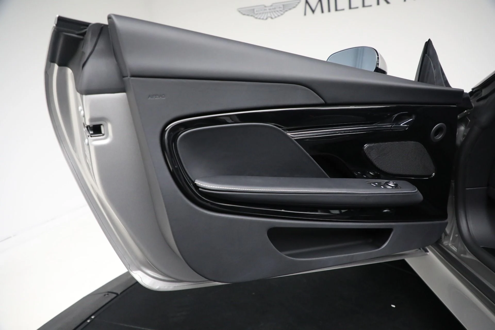 mph025_2954011911_New_2026_Aston_Martin_DB_12_Volante_44f150220c