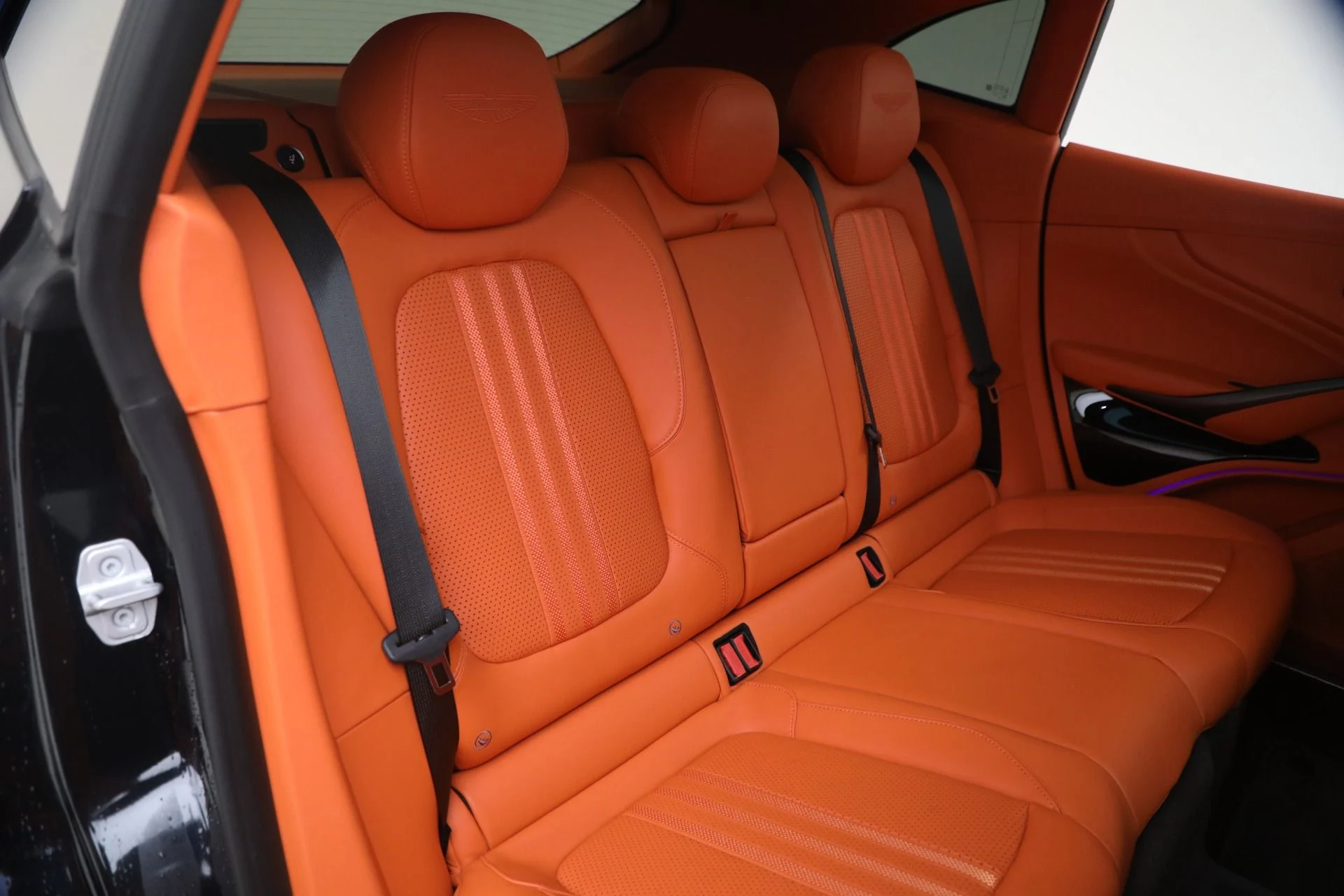 mph025_2963740989_Used_2025_Aston_Martin_DBX_707_1788625035_588ef37c9f
