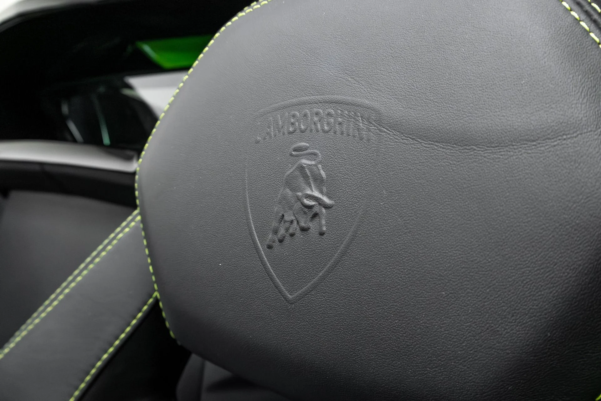 mph025_2976604340_Used_2015_Lamborghini_Aventador_1764723845_df6554b618