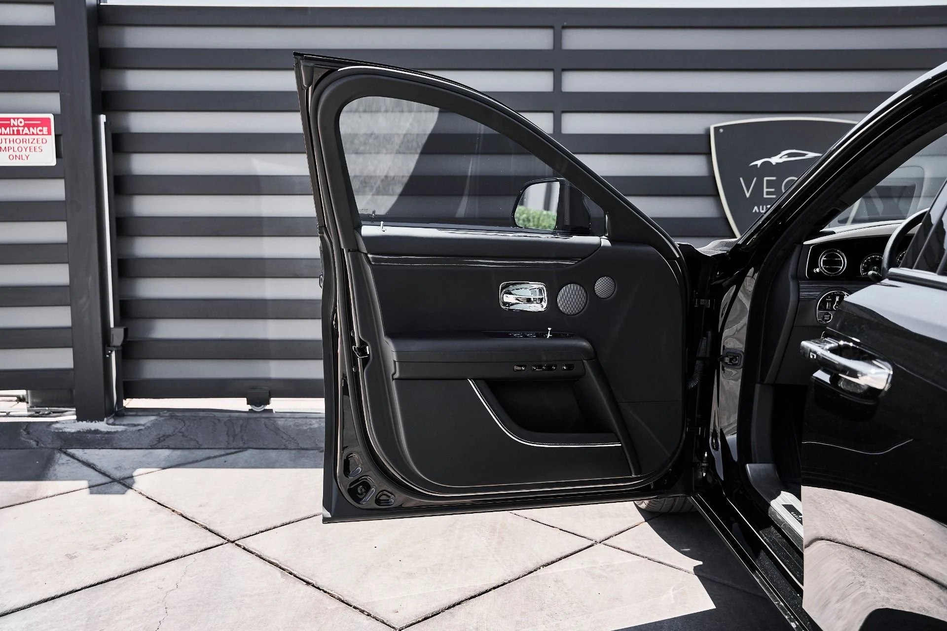 mph025_2978518853_Used_2023_Rolls_Royce_Ghost_Base_1781657325_ada57608a5