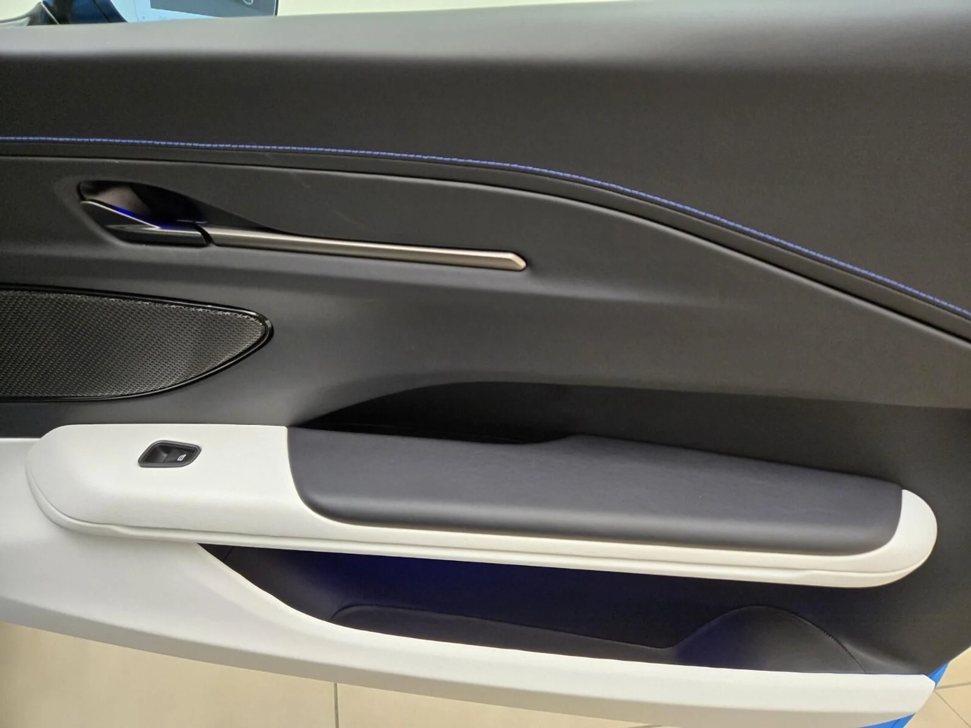 mph025_2986063621_Used_2025_Aston_Martin_Vantage_1770792738_1fefc8e473