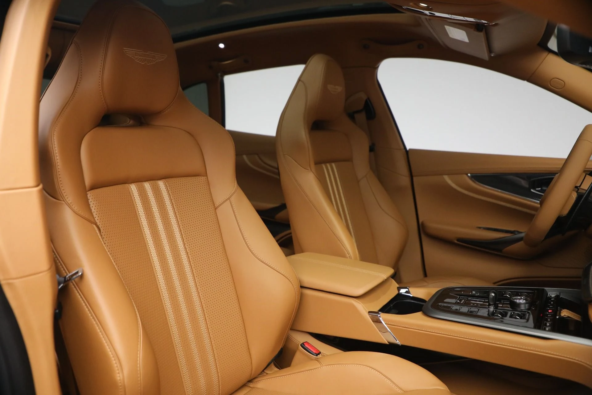 mph025_2987325543_New_2026_Aston_Martin_DBX_707_1766528371_22d2d3c2ac