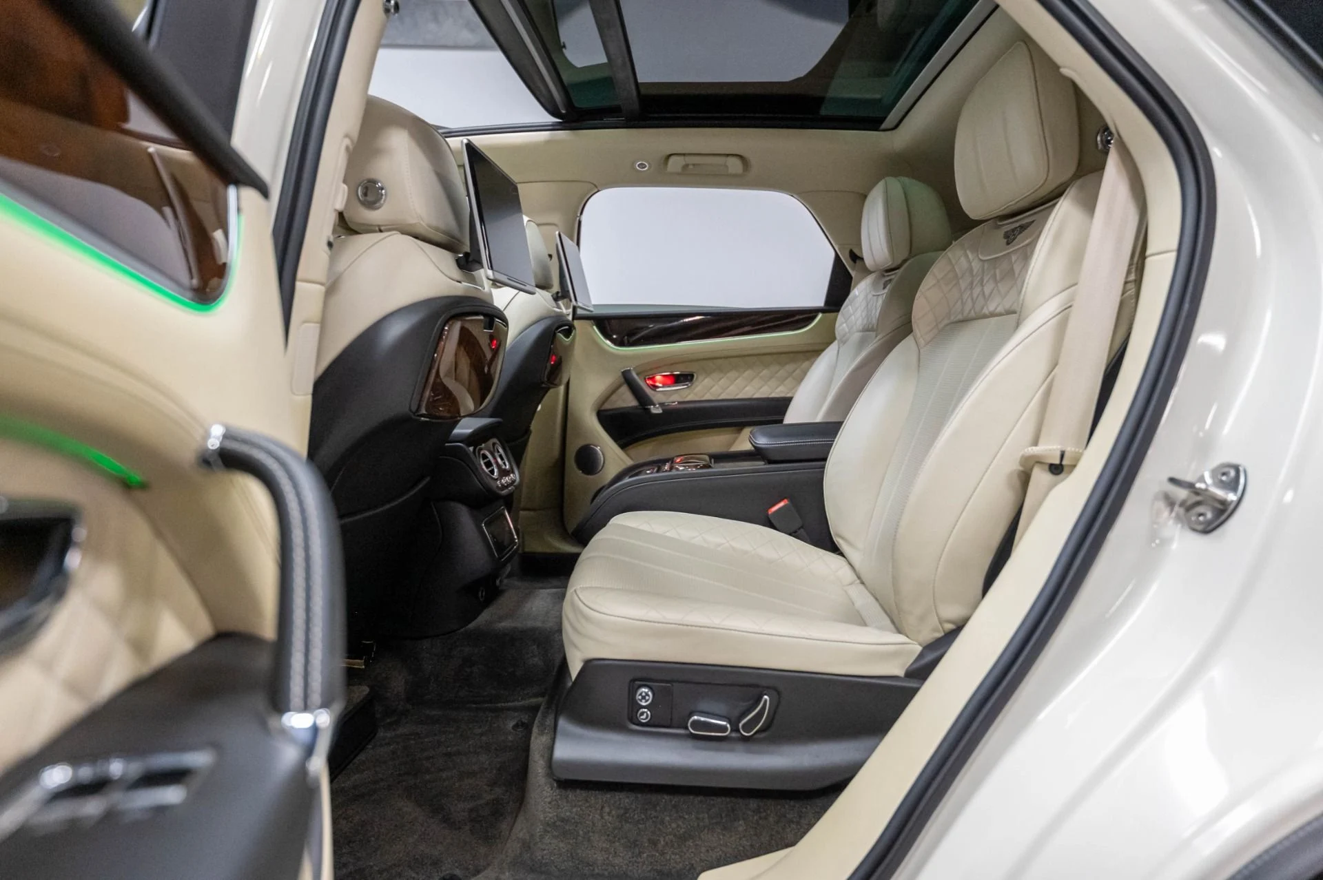 mph025_2993464304_Used_2017_Bentley_Bentayga_W12_1787159716_bed12251af
