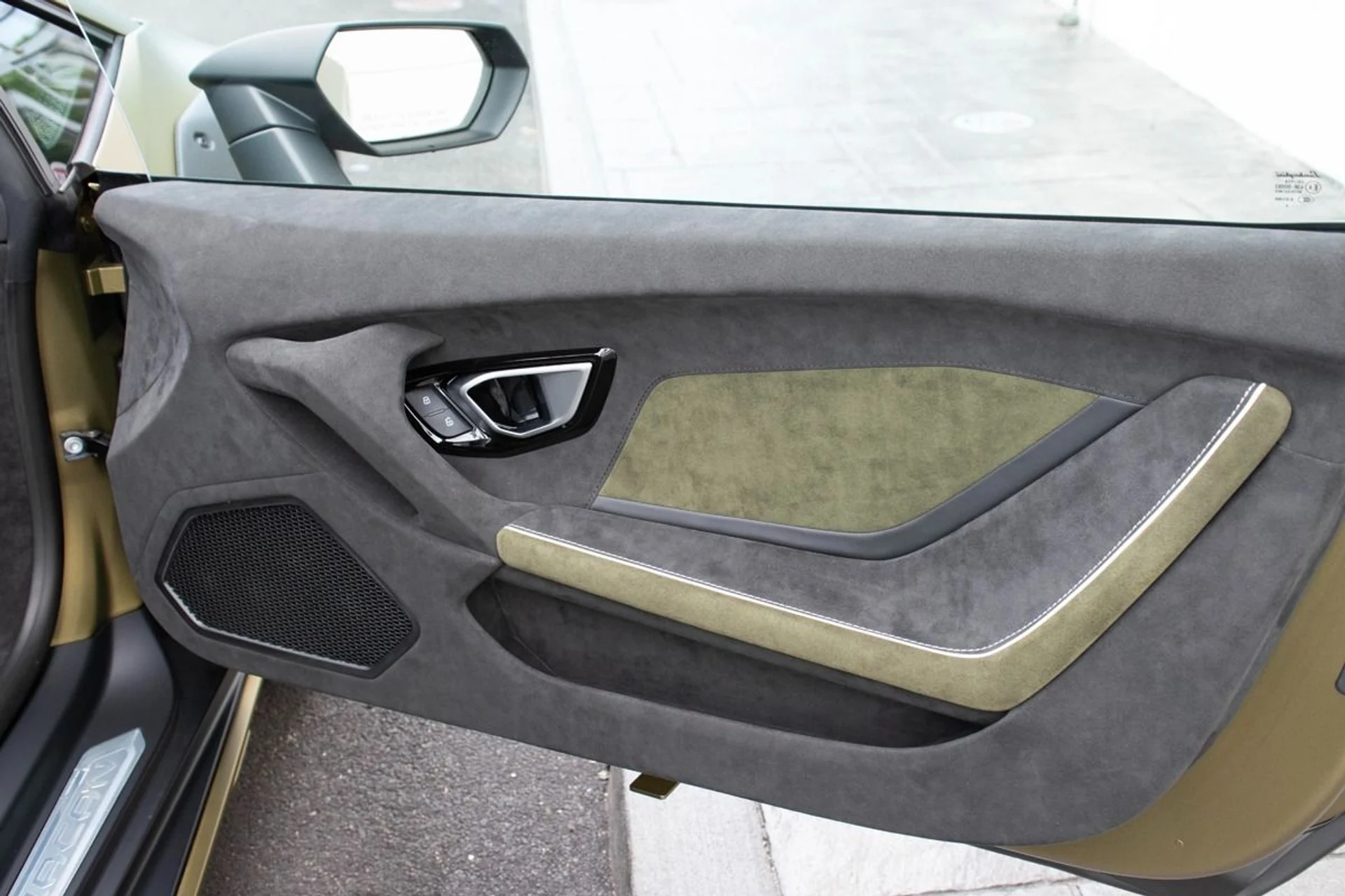 mph025_2994193610_Used_2023_Lamborghini_Huracan_Sterrato_1769868848_68266dd4f1