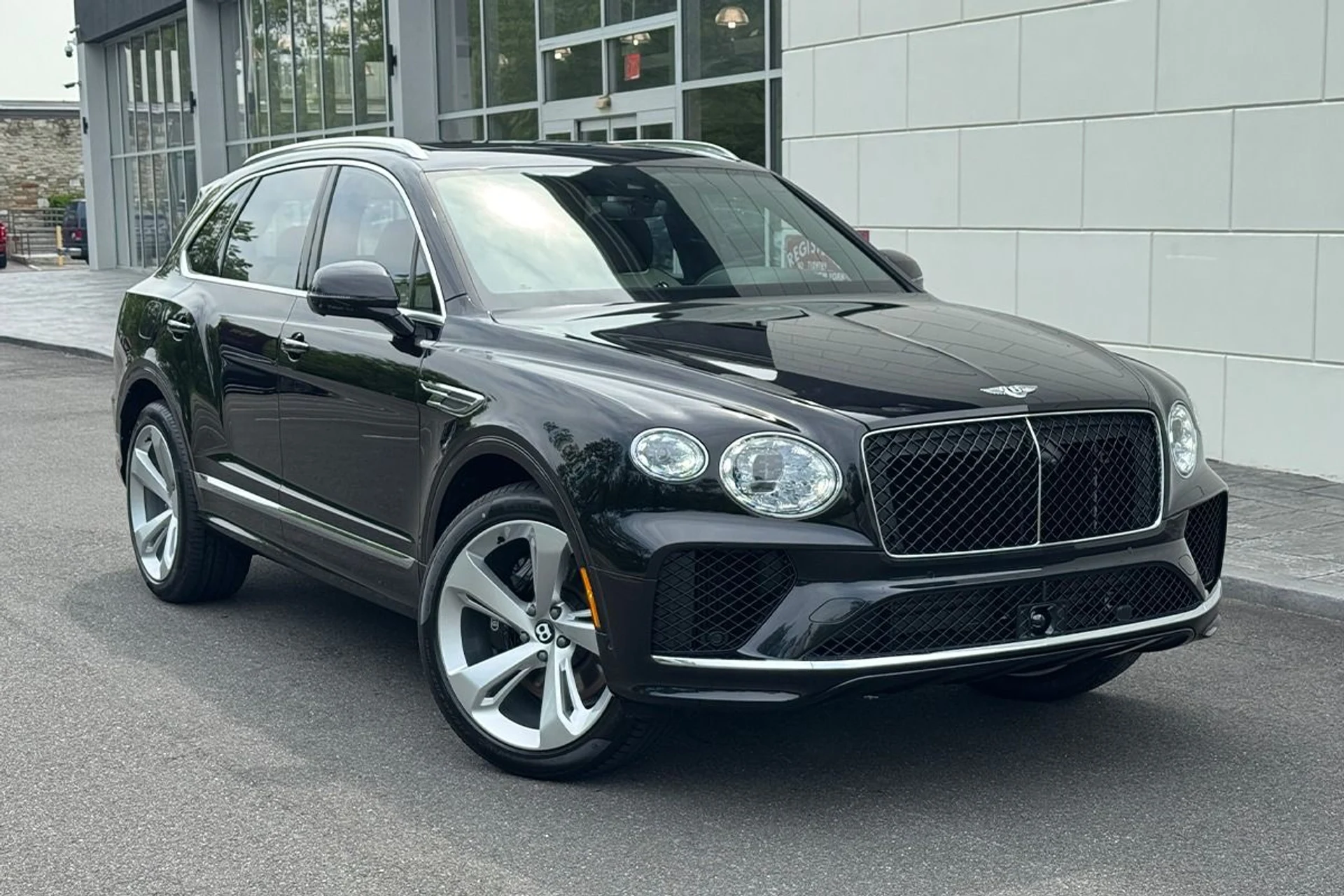 mph025_303236443_New_2025_Bentley_Bentayga_V8_1749227501_4ab5af80bc