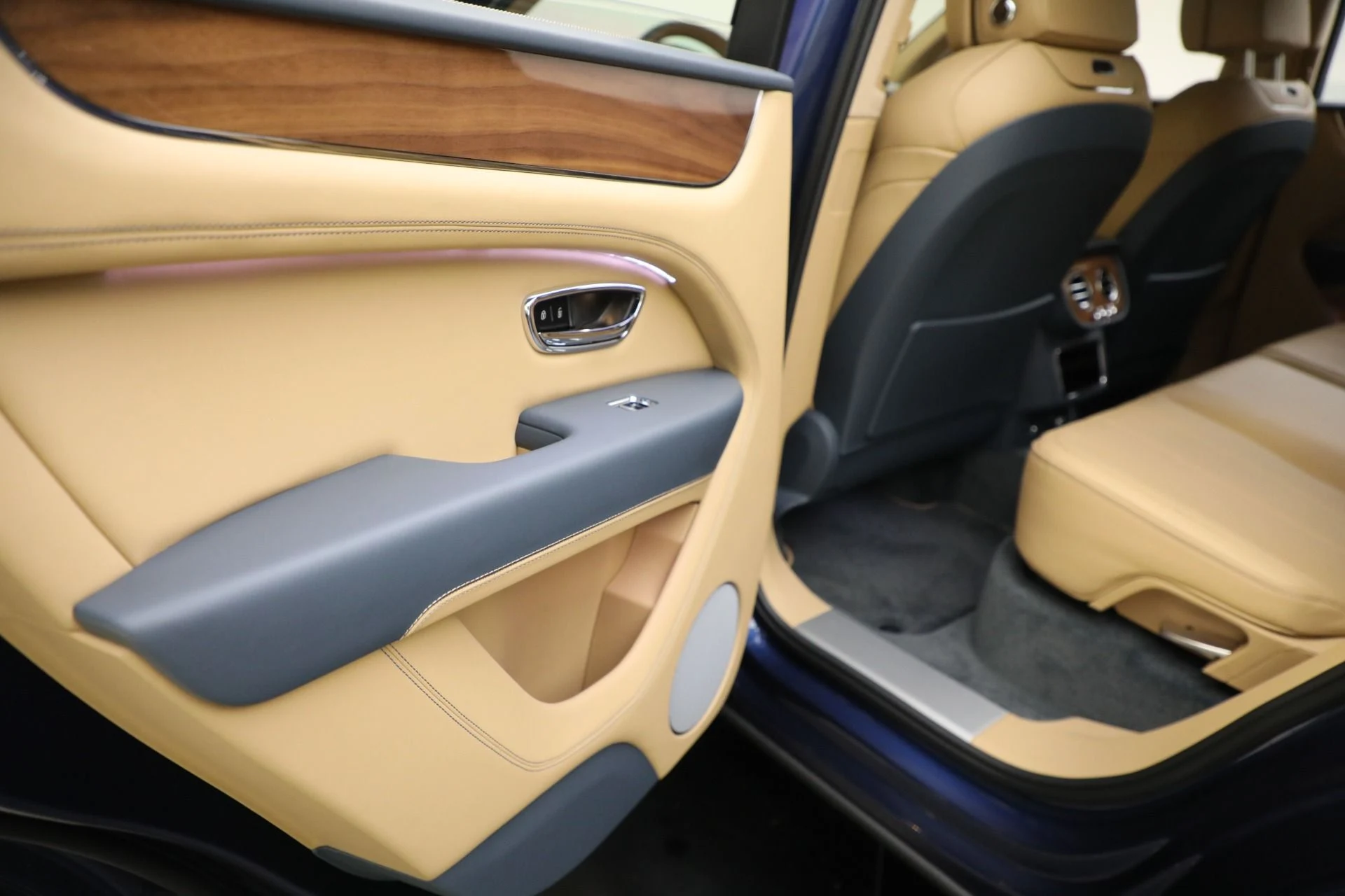 mph025_3037862542_Used_2023_Bentley_Bentayga_V8_de743f98d4