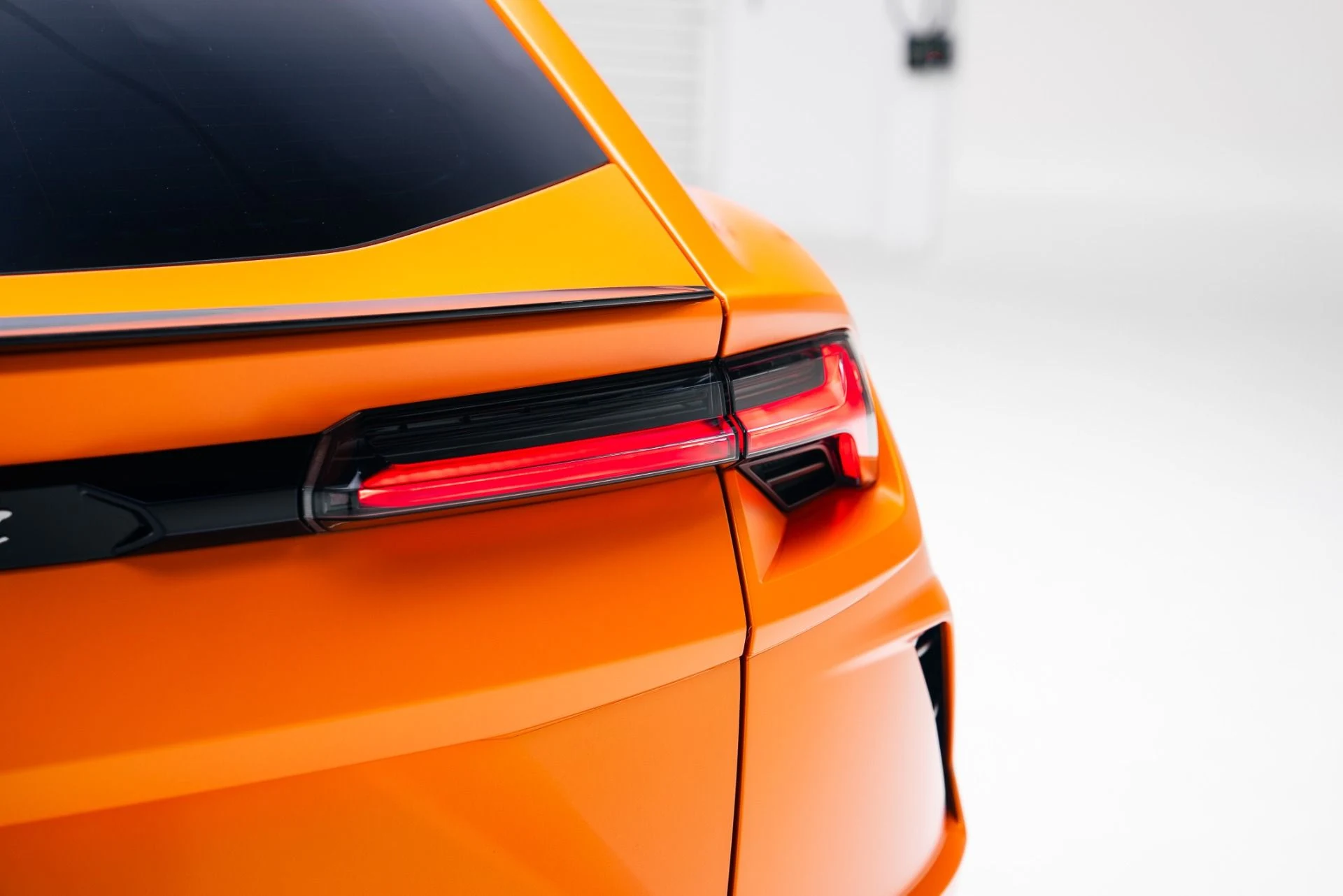 mph025_3066564639_Used_2022_Lamborghini_Urus_1765496956_5e08323910