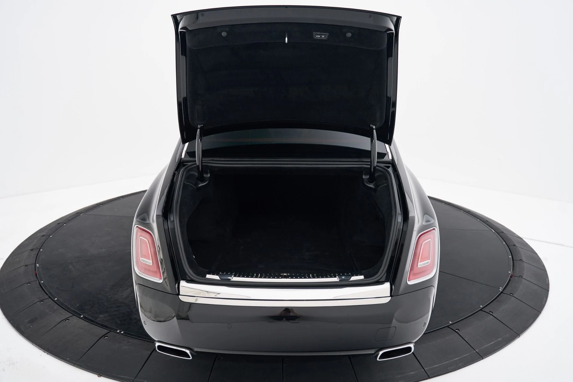 mph025_3076937218_Used_2026_Rolls_Royce_Phantom_Base_1792609440_8c18e36787