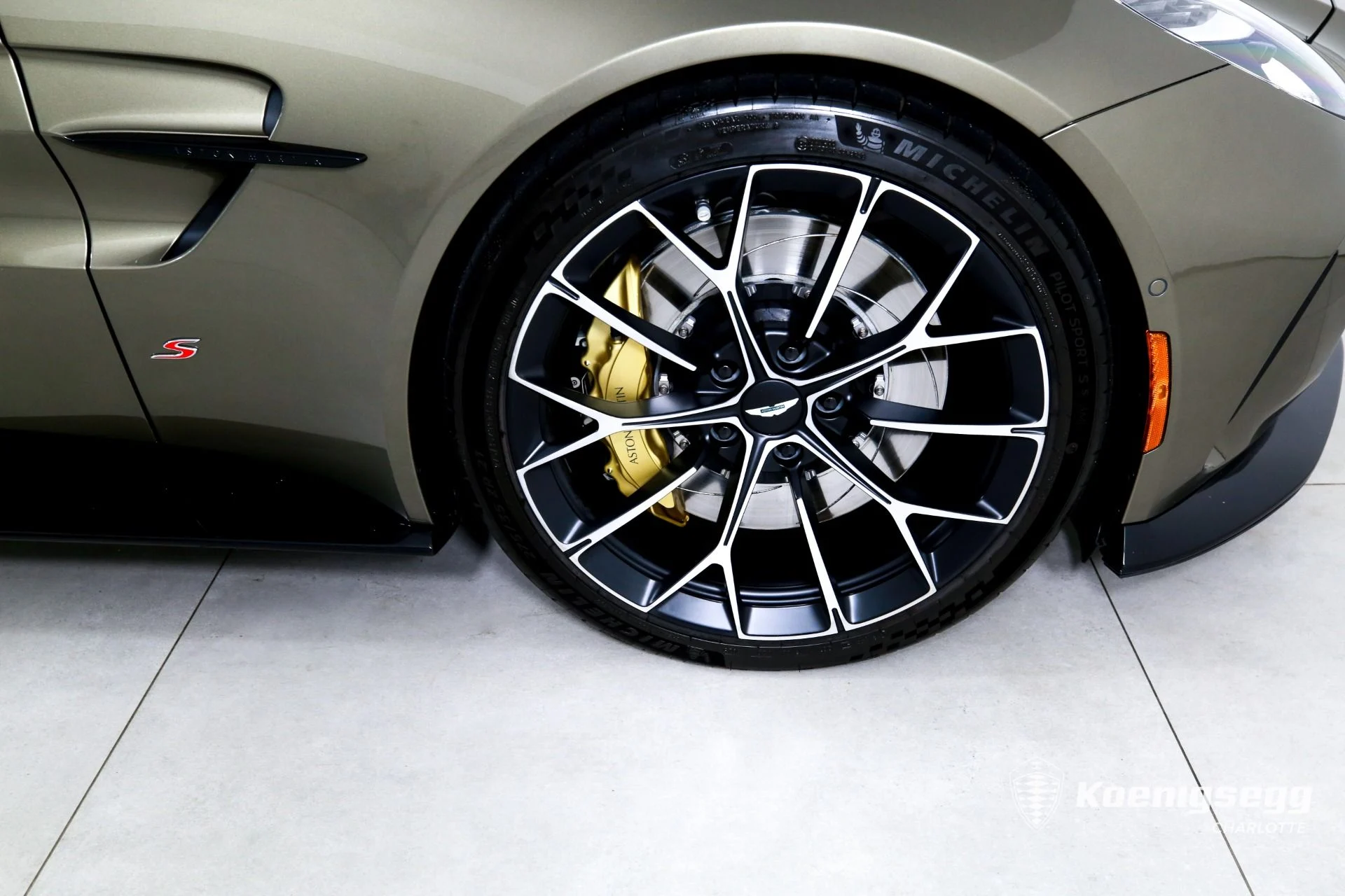 mph025_3080541524_Used_2026_Aston_Martin_Vantage_S_Roadster_1782838317_57769b138b