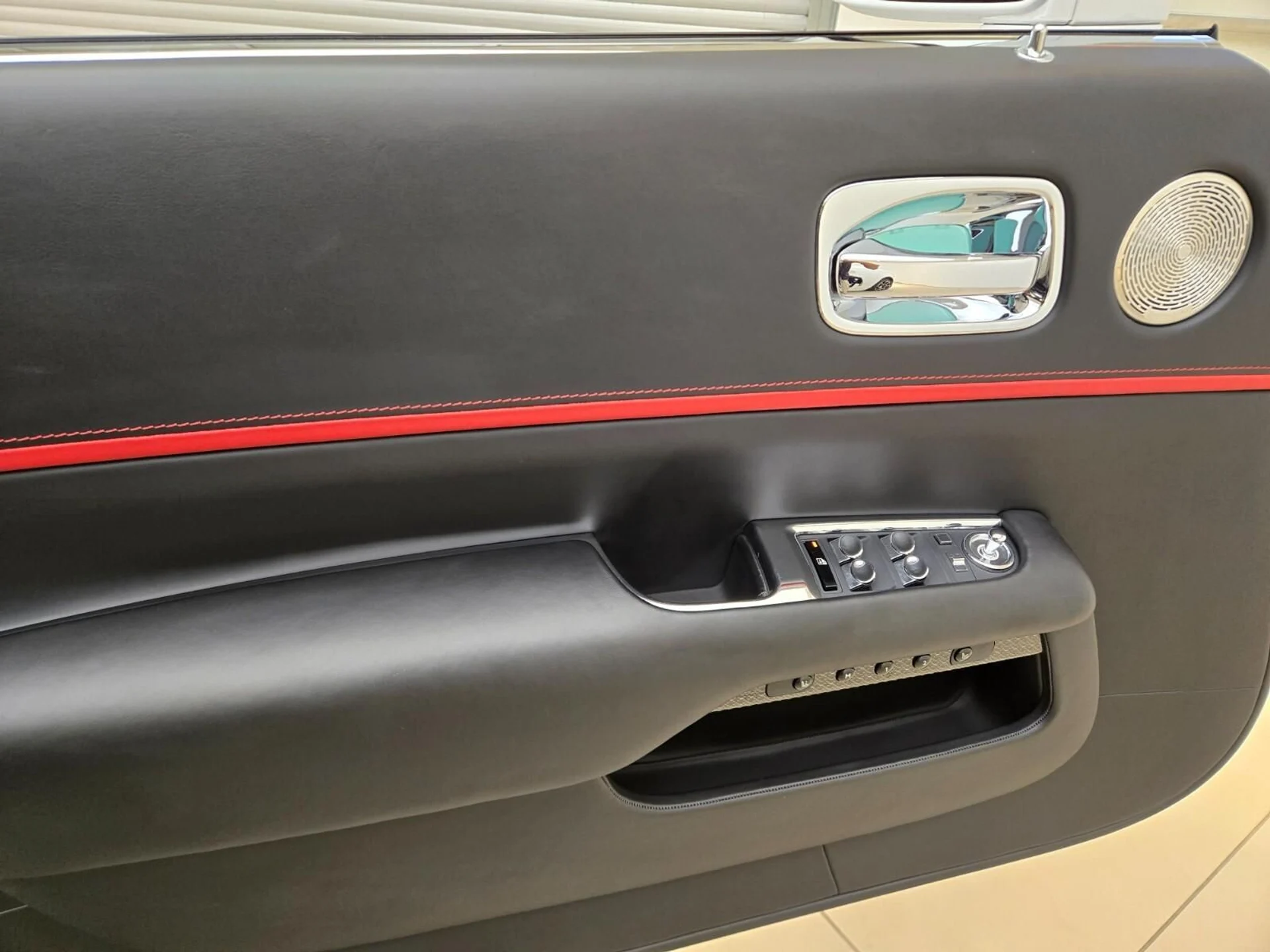 mph025_3086158754_Used_2020_Rolls_Royce_Dawn_1764058211_9291e00926