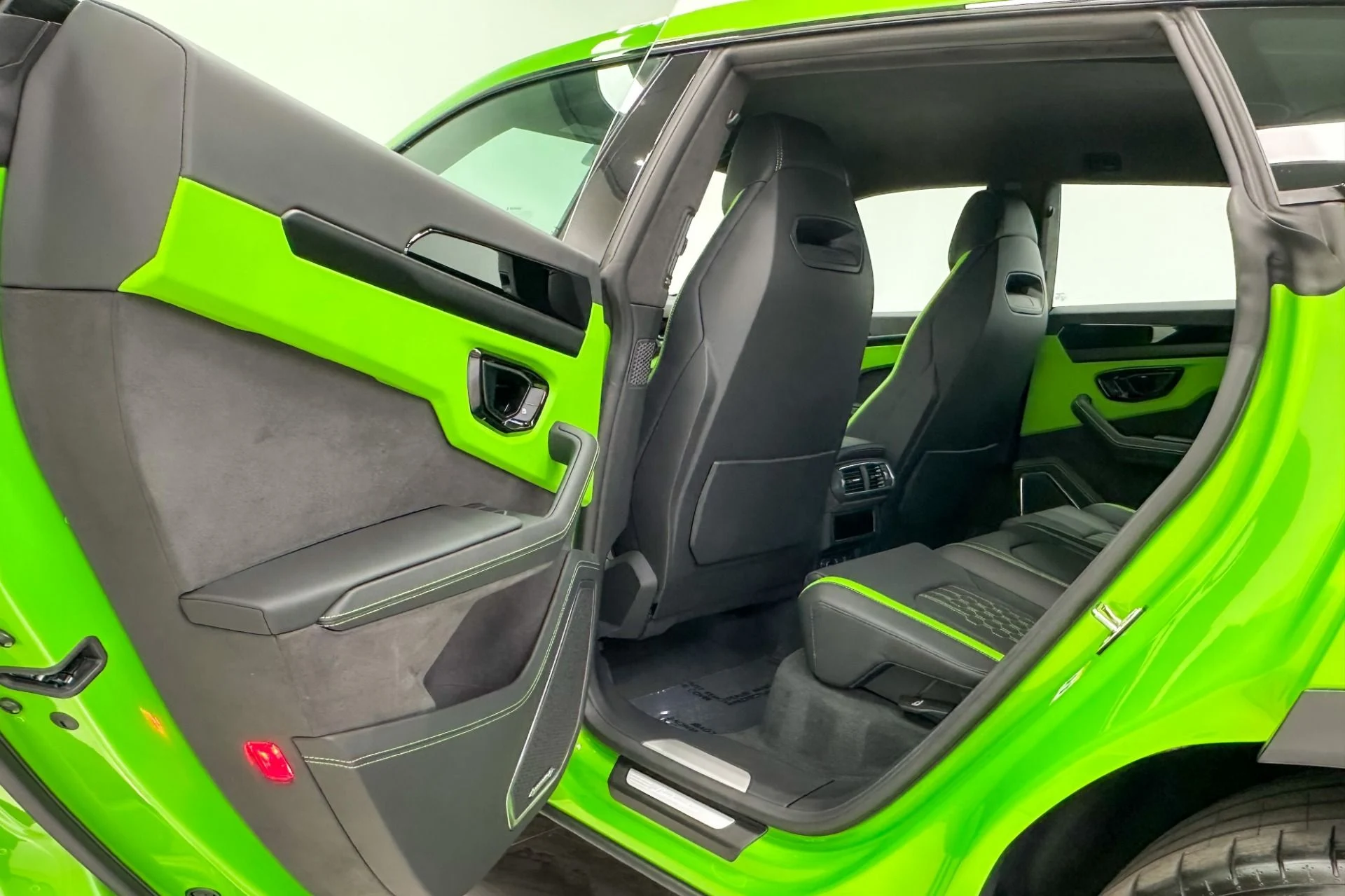 mph025_3097664424_Used_2025_Lamborghini_Urus_SE_Bicolor_Sportive_Interior_870_Miles_789_Horsepower_1772047761_d26af417a0