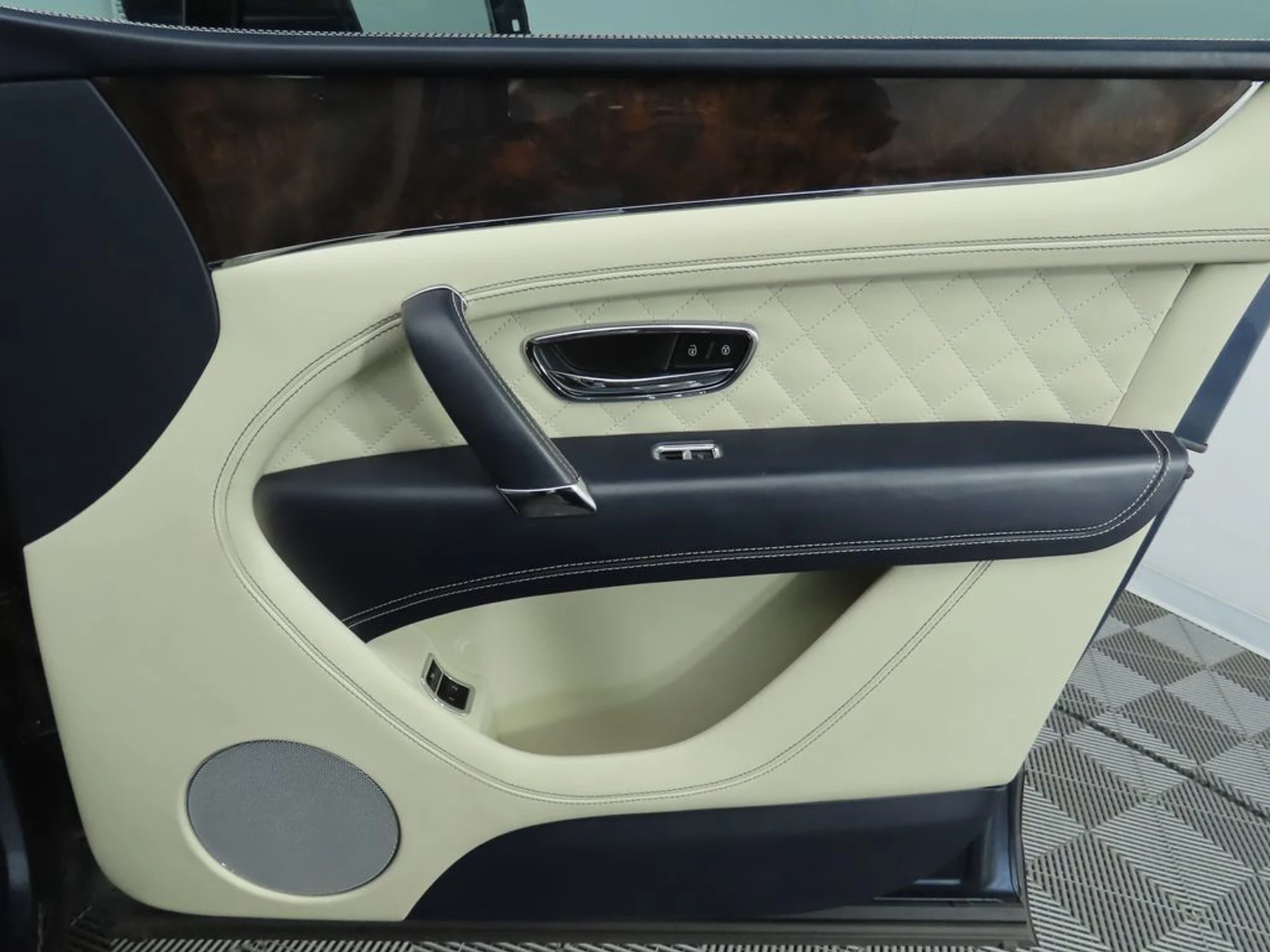 mph025_3127853043_used_2019_bentley_bentayga_v8awd_8119_22979397_26_1024_f83ae44764